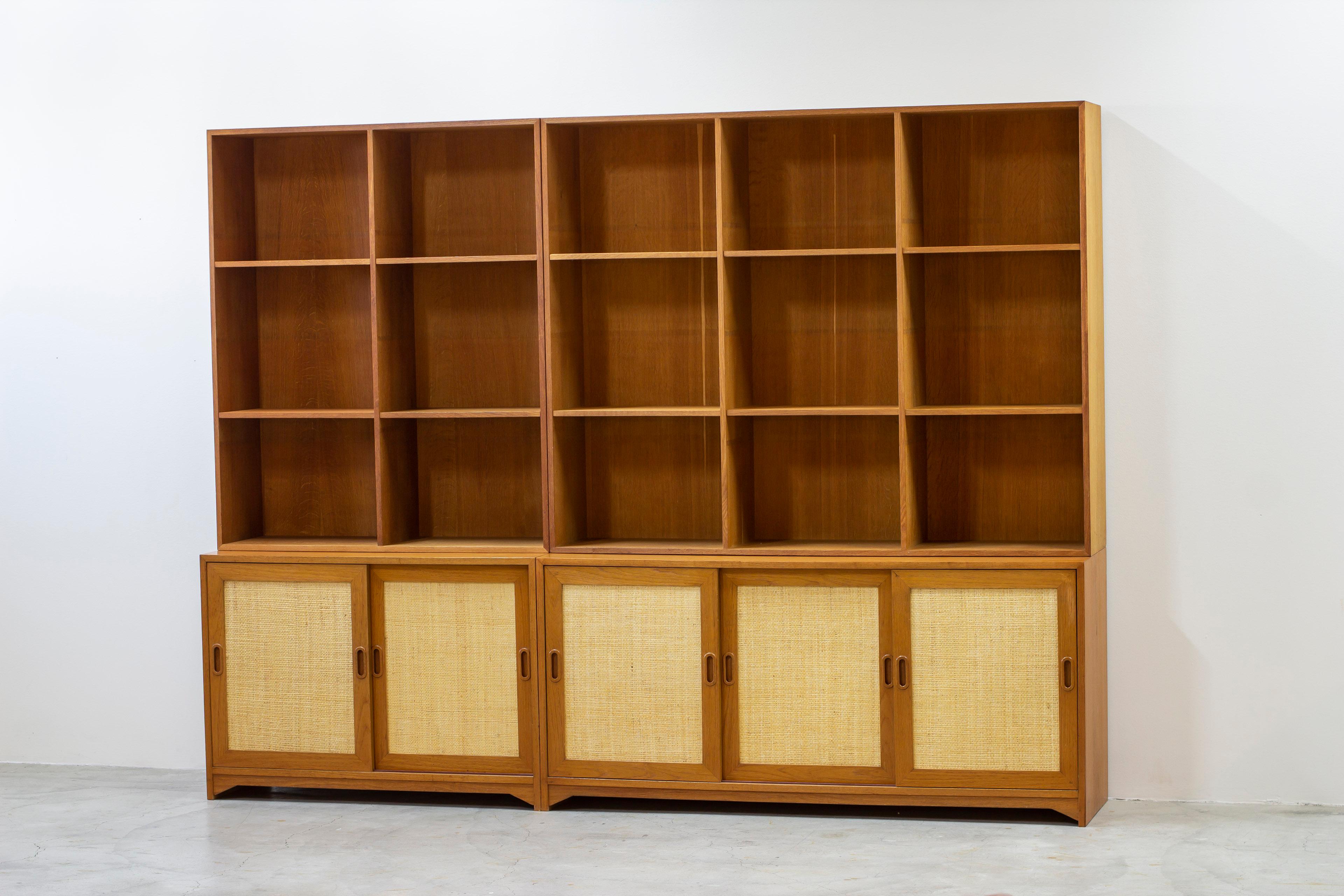 Bibliothèque en chêne et rotin par Alf Svensson, Bjästa, Suède années 1950 Bon état - En vente à Hägersten, SE