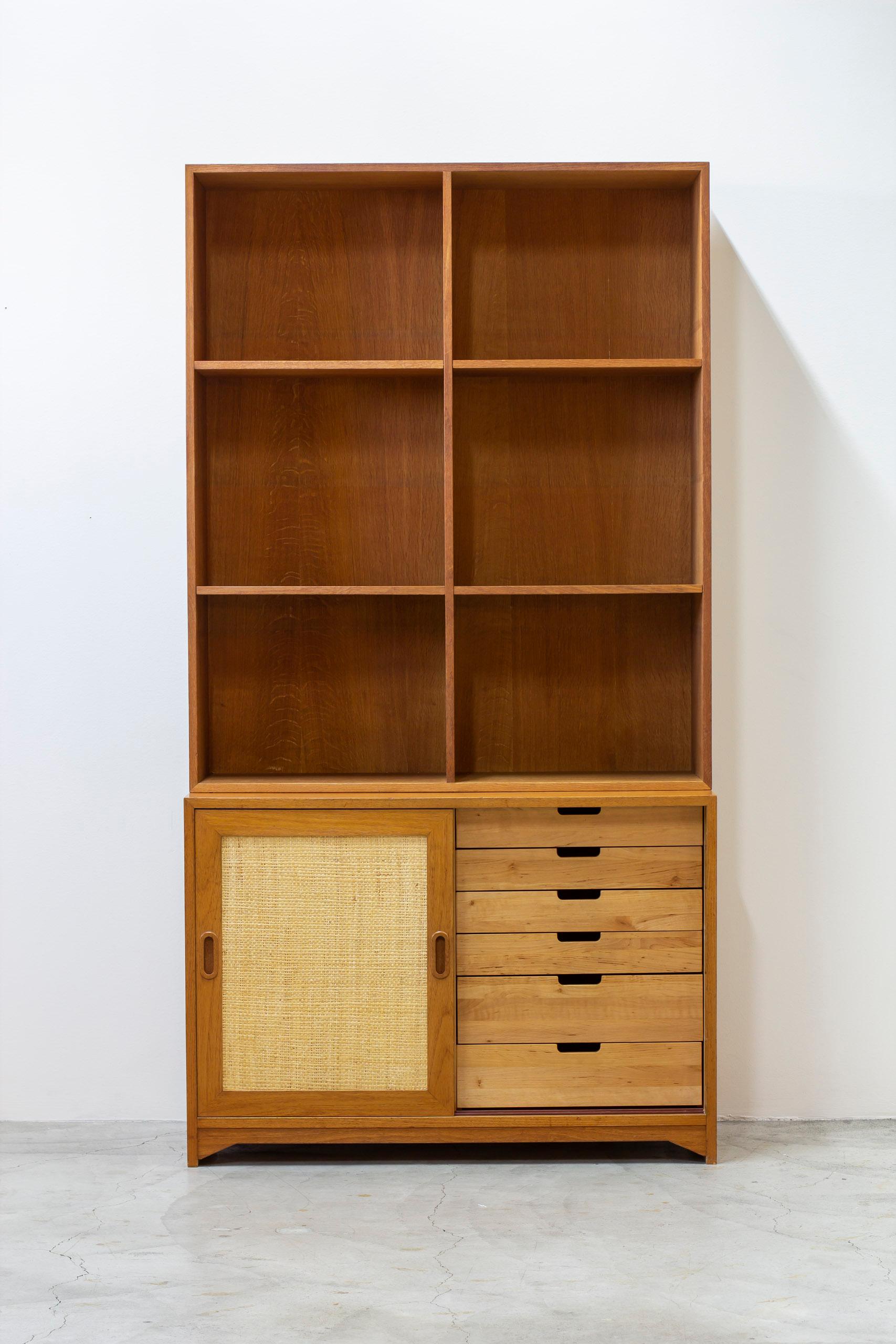 Libreria in Oak e rattan di Alf Svensson, Bjästa, Svezia 1950 In condizioni buone in vendita a Hägersten, SE