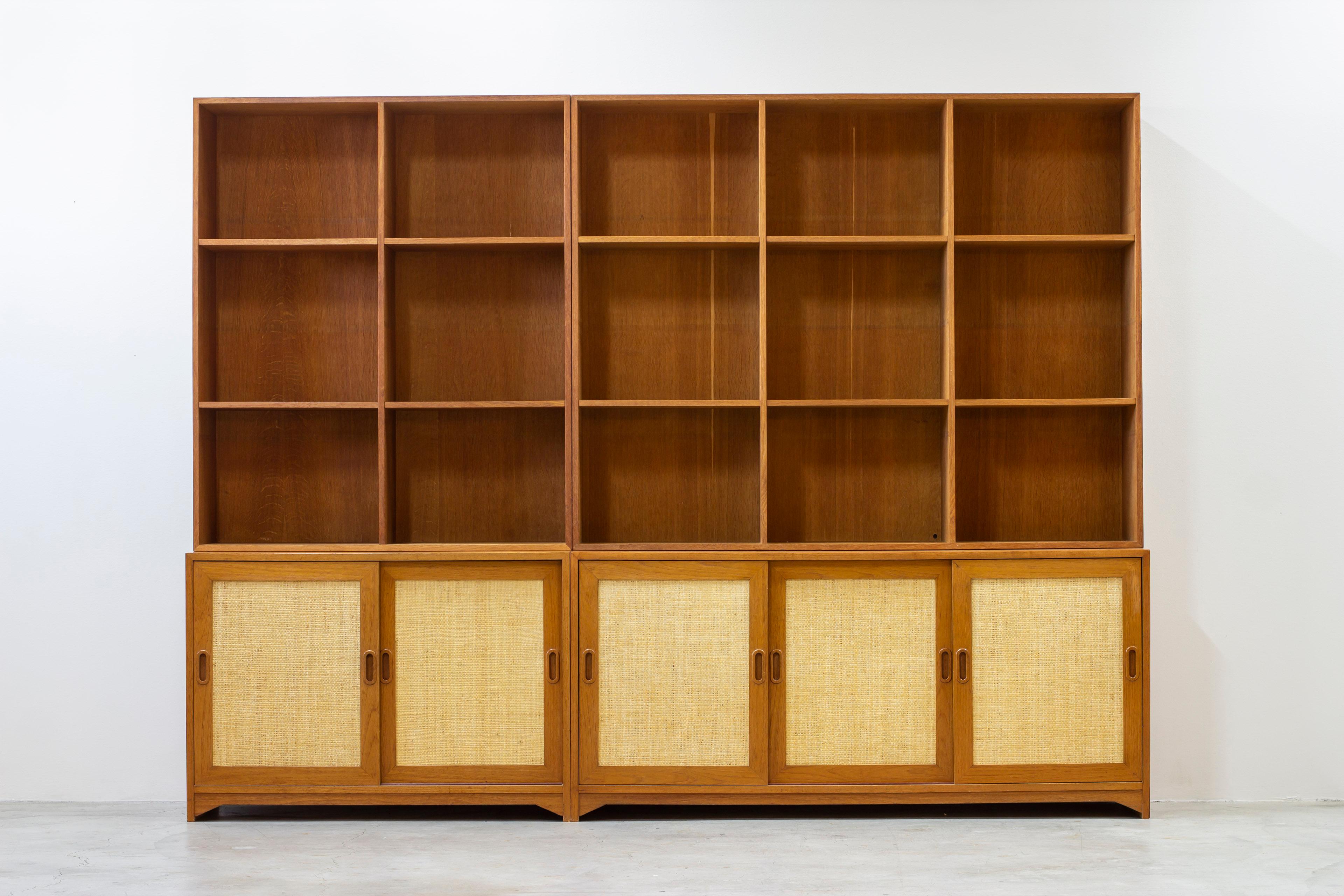 Milieu du XXe siècle Bibliothèque en chêne et rotin par Alf Svensson, Bjästa, Suède années 1950 en vente