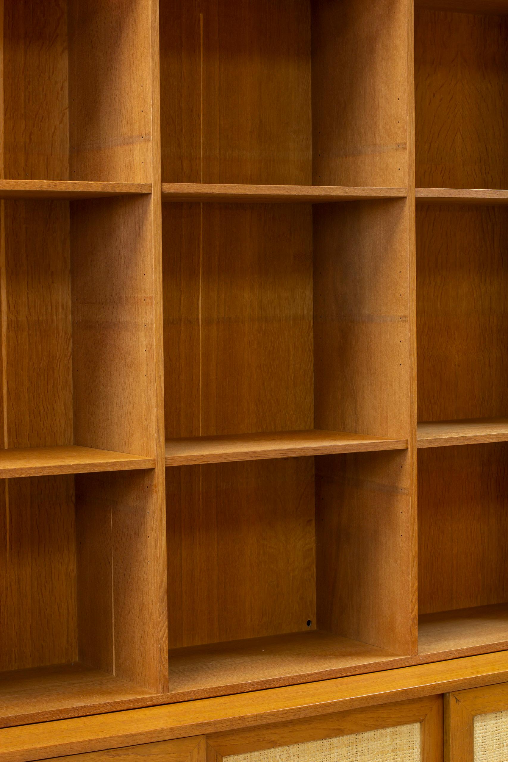 Bibliothèque en chêne et rotin par Alf Svensson, Bjästa, Suède années 1950 en vente 1