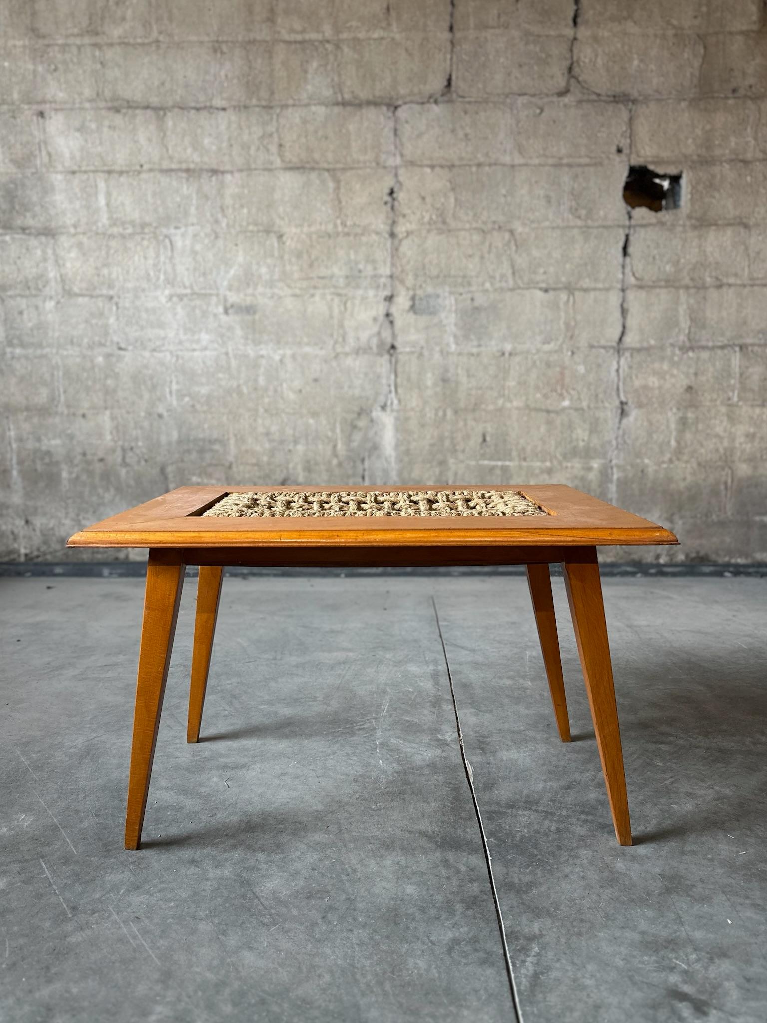 Rare table d'appoint en chêne et corde par Adrien Audoux et Frida Minet. La combinaison du centre en corde rugueuse et du cadre en chêne poli donne une grande texture à l'ensemble.