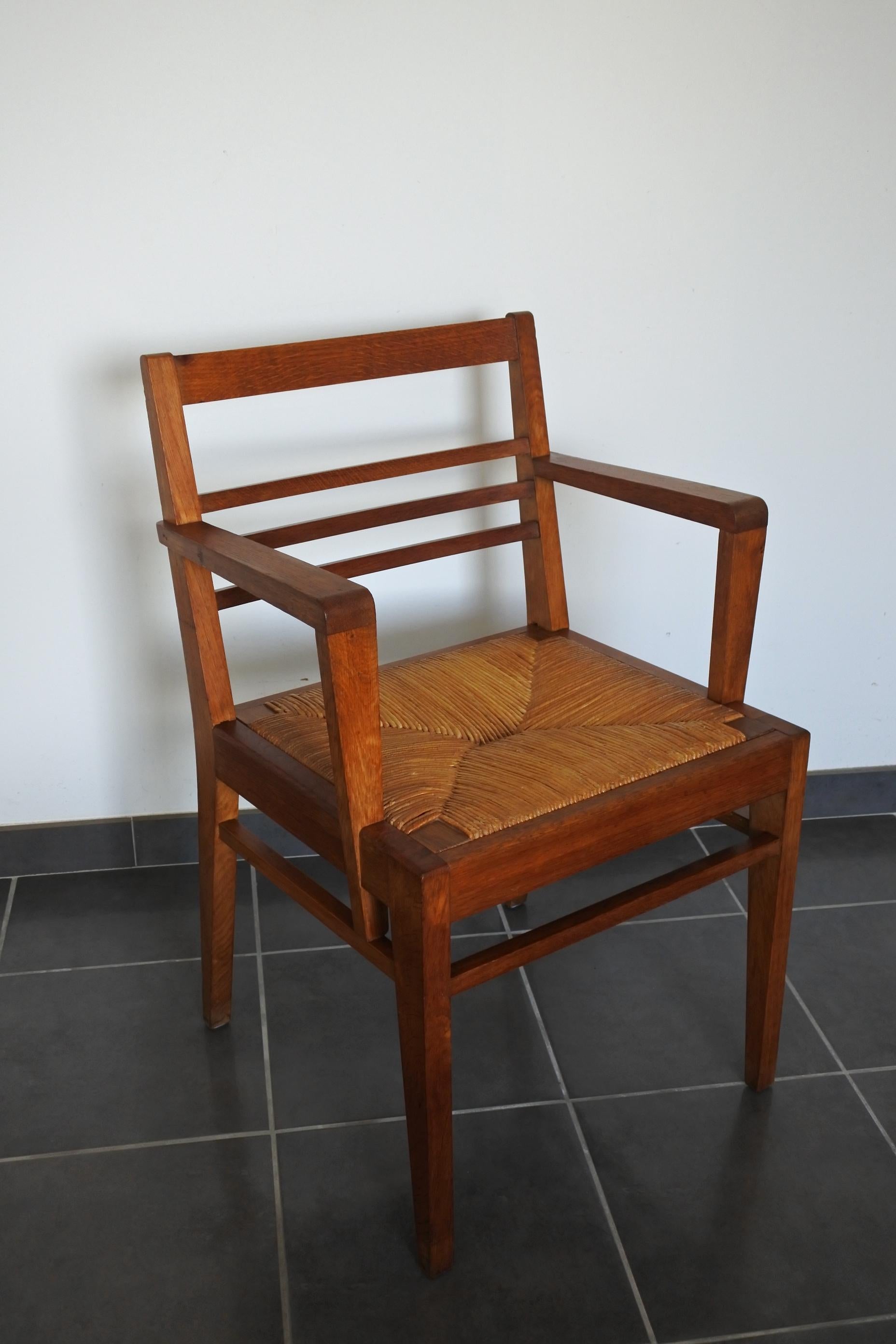 Armchair by french designer René Gabriel.
Solid oak and rush seat.
Made in France during the Reconstruction period, late 1940s.
Signed.

Outstanding wood grain, great original condition.