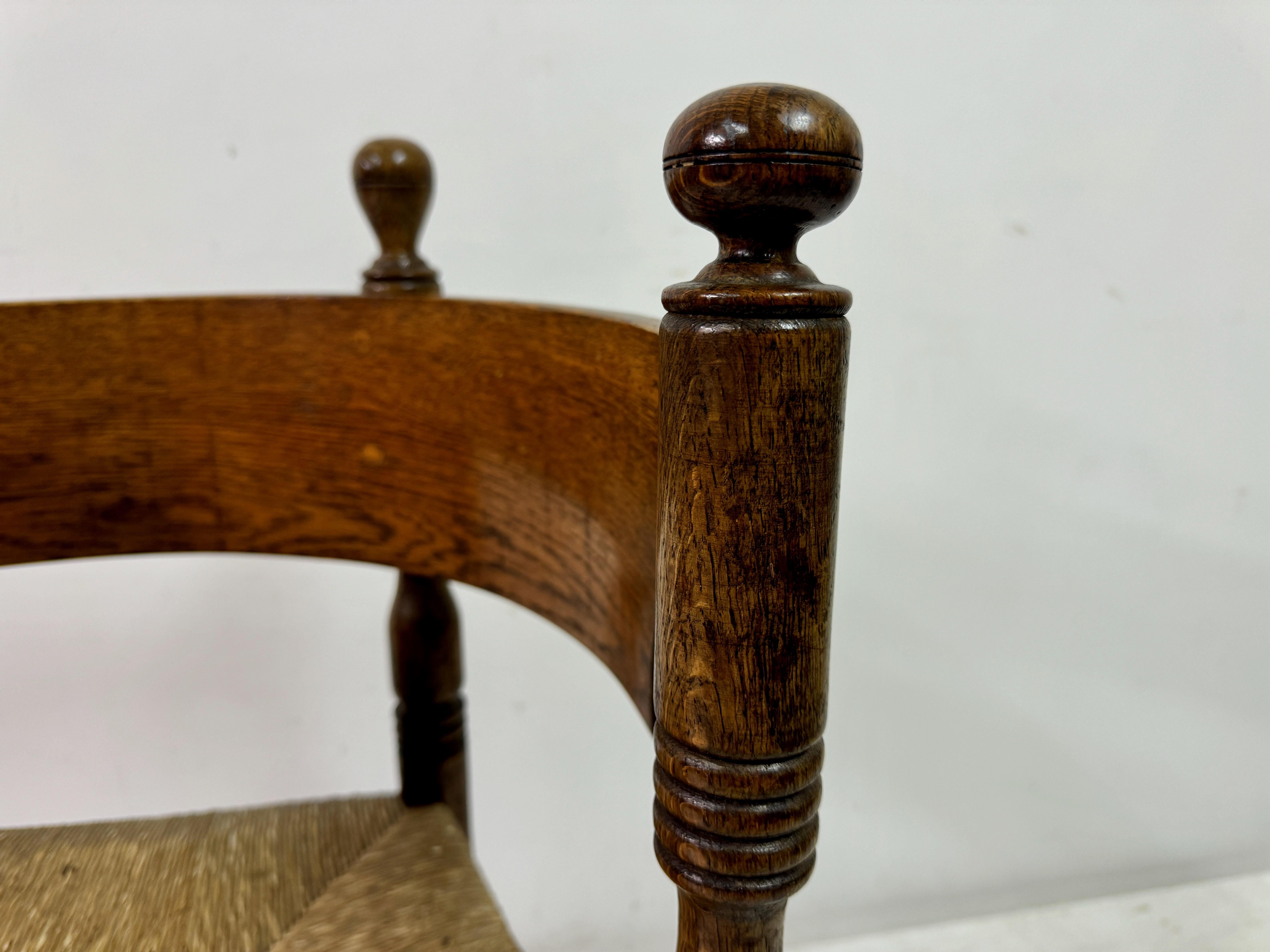 Sillón de roble y junco con respaldo redondo siglo XX en venta
