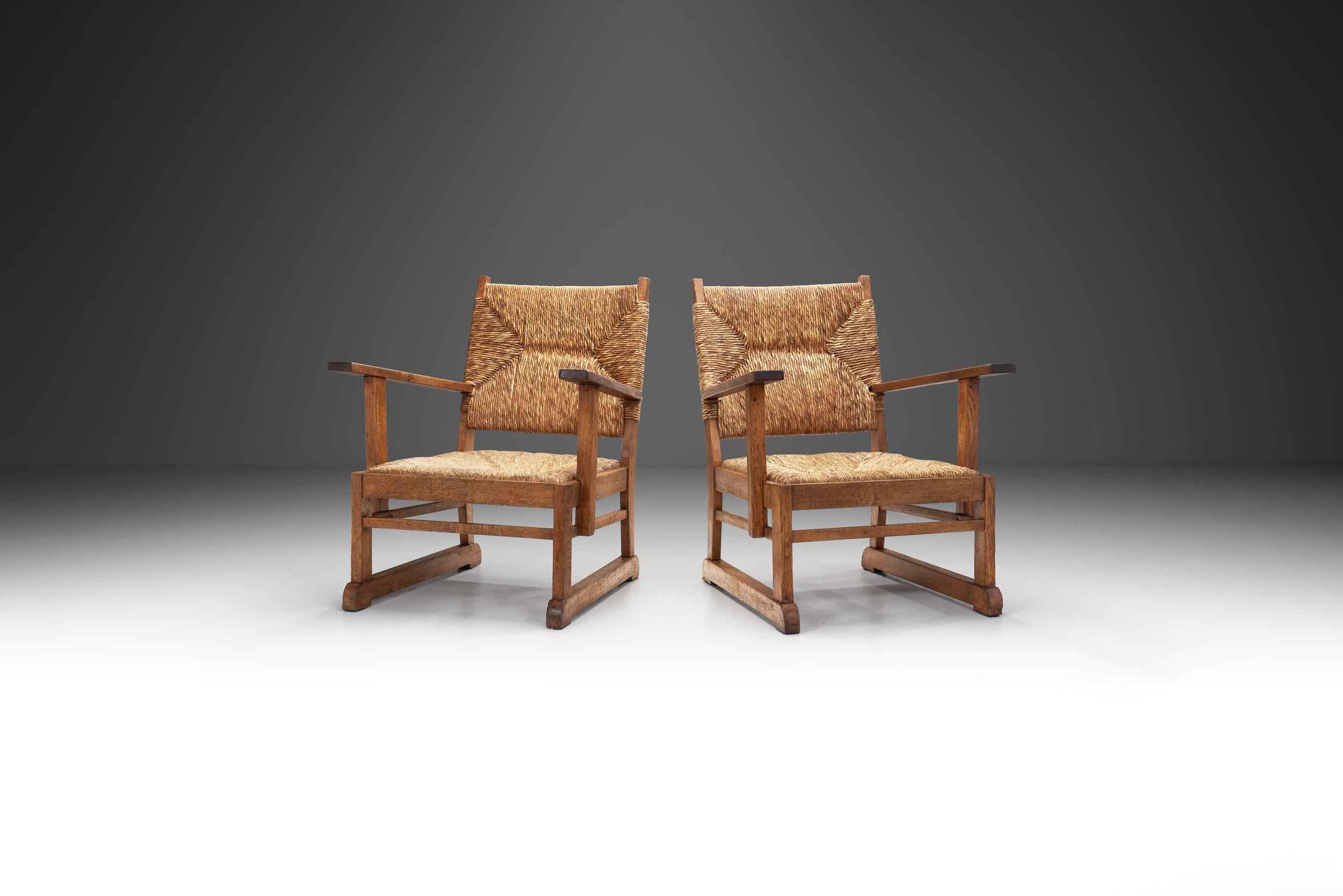 Dieses Stuhlpaar trägt die gleichen beliebten modernistischen Merkmale, die auch für das amerikanische, skandinavische und italienische Design der Jahrhundertmitte gelten - einfach, funktional - und zeigt die immer beliebtere rustikale Seite der