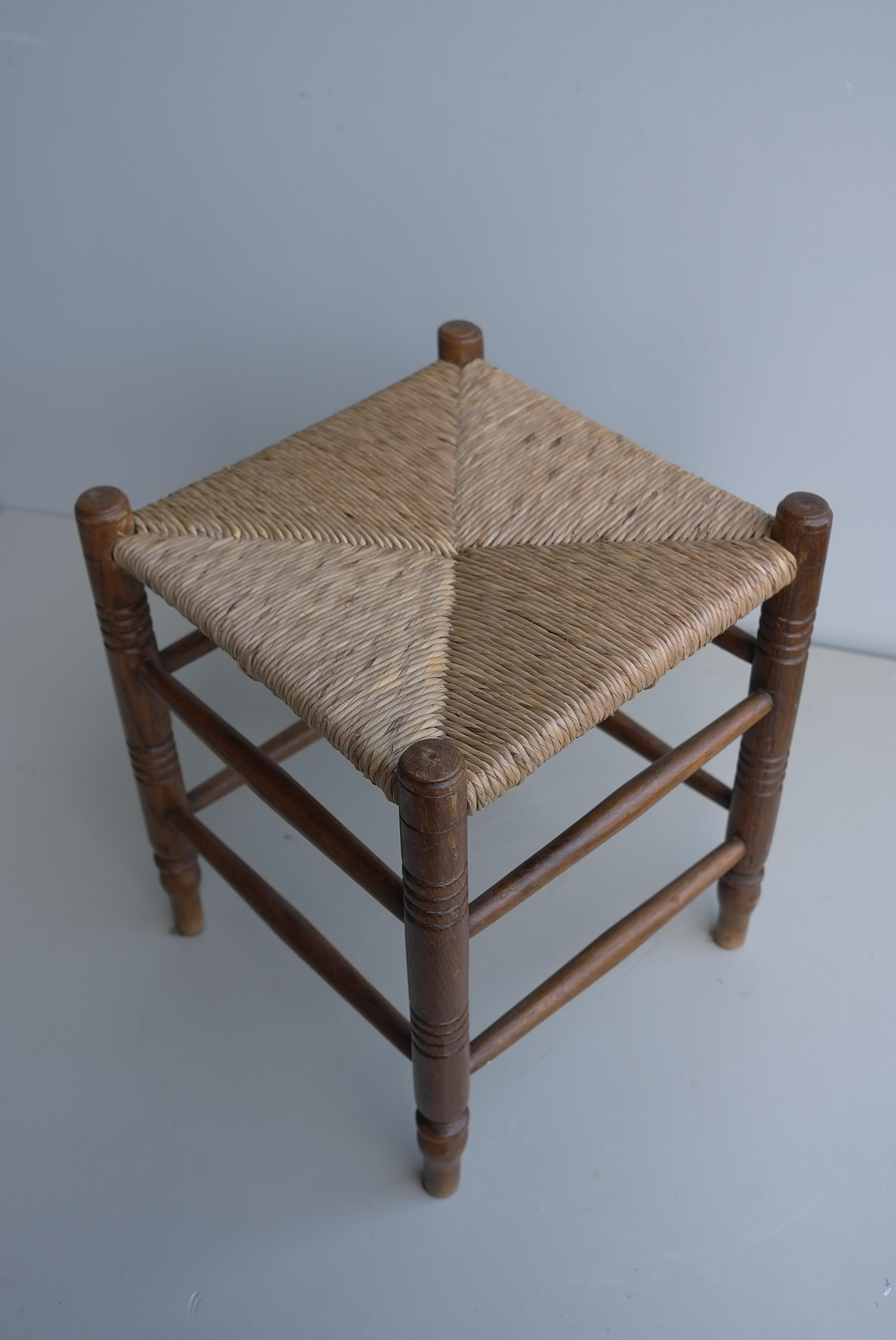 Taburete moderno de mediados de siglo de roble y junco al estilo de Charles Dudouyt, Francia Años 60 Moderno de mediados de siglo en venta