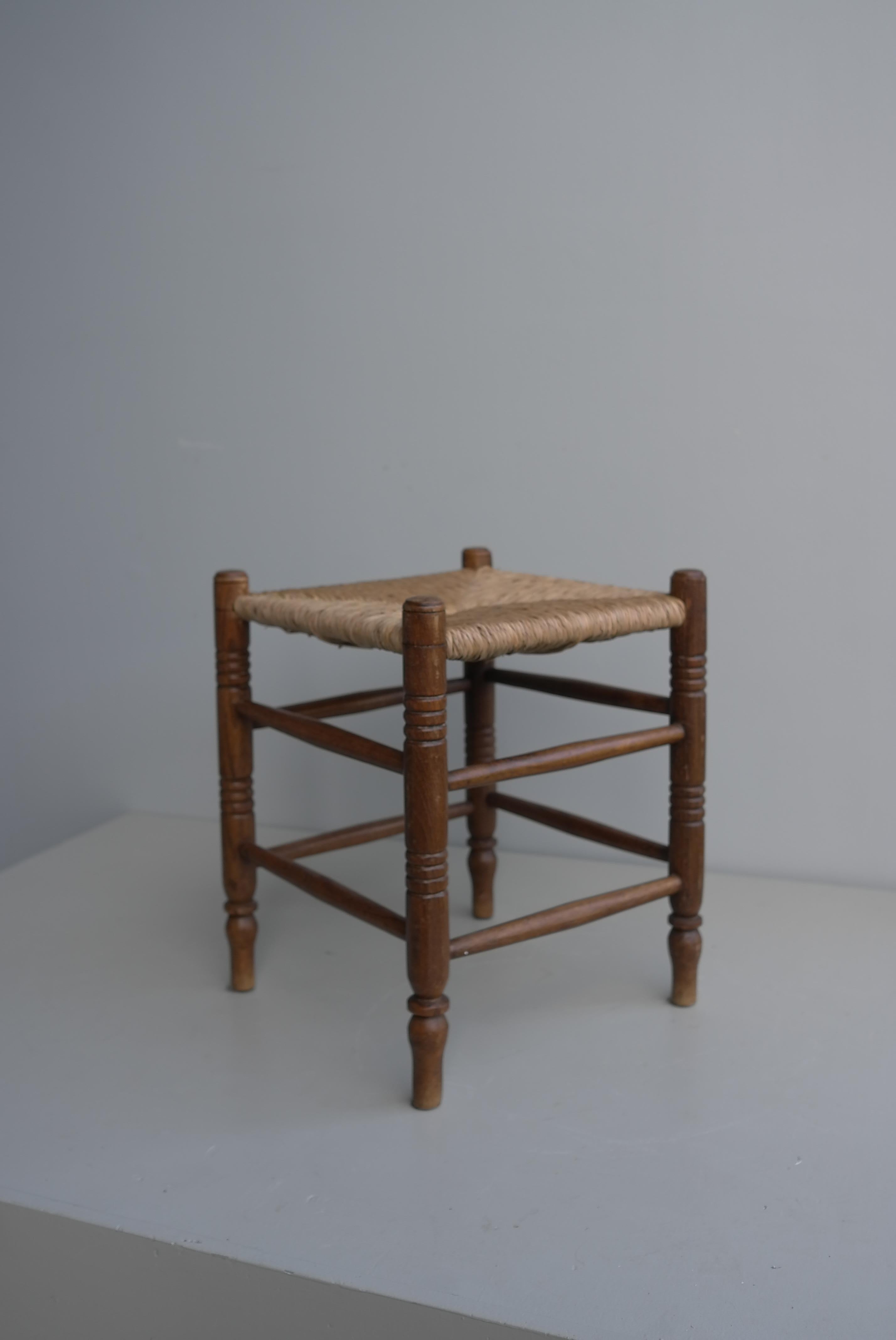 Taburete moderno de mediados de siglo de roble y junco al estilo de Charles Dudouyt, Francia Años 60 Francés en venta