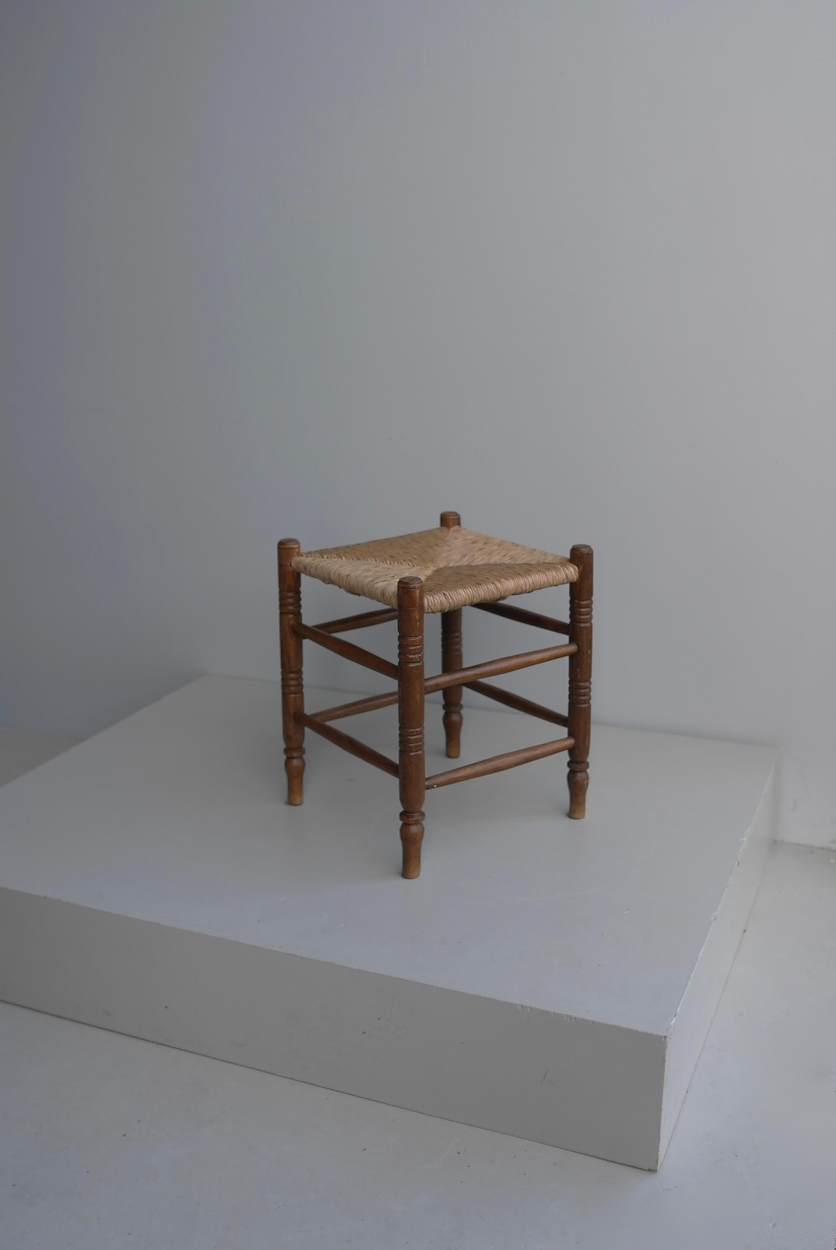 Taburete moderno de mediados de siglo de roble y junco al estilo de Charles Dudouyt, Francia Años 60 en Bueno estado para la venta en Den Haag, NL
