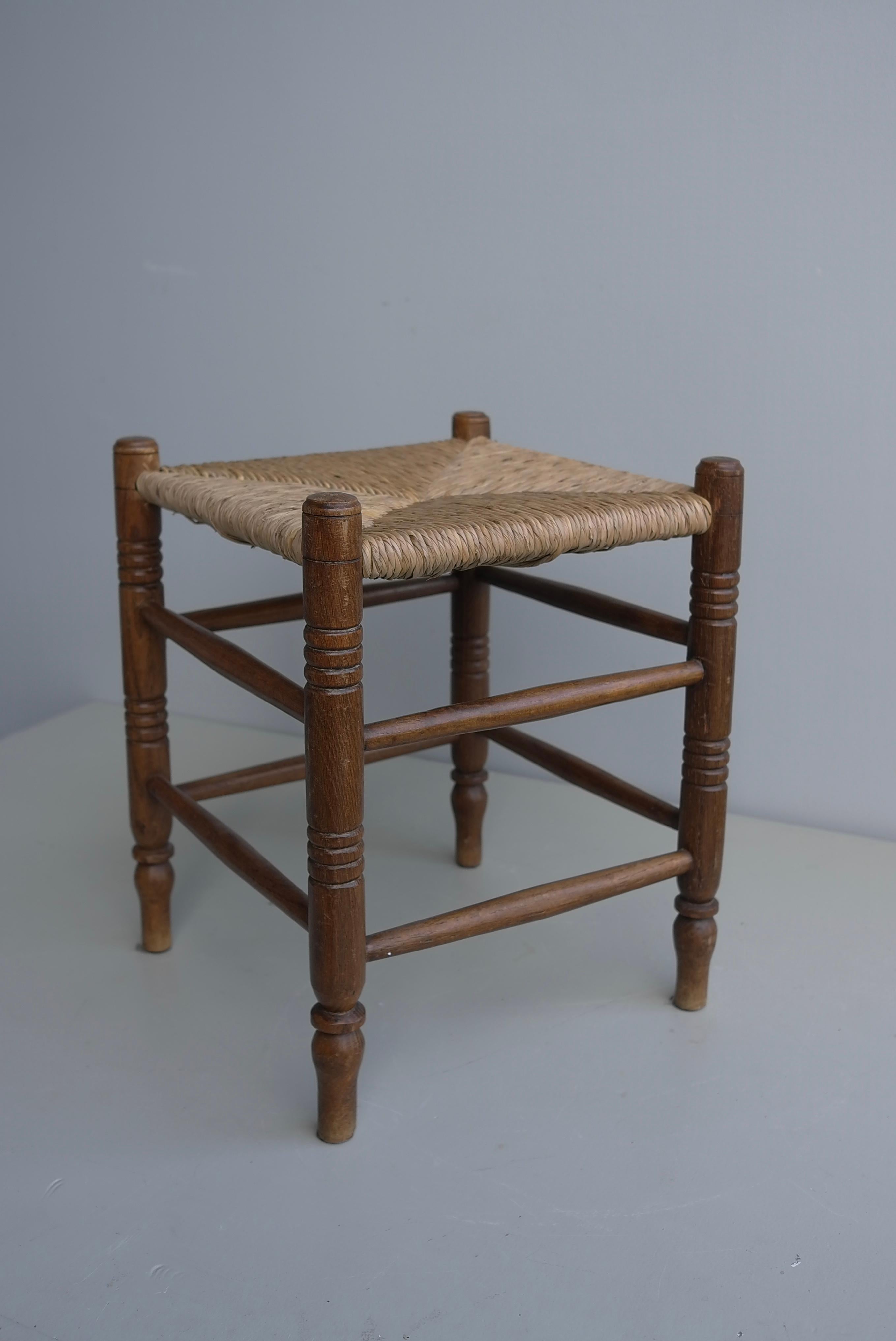 Taburete moderno de mediados de siglo de roble y junco al estilo de Charles Dudouyt, Francia Años 60 Rush en venta