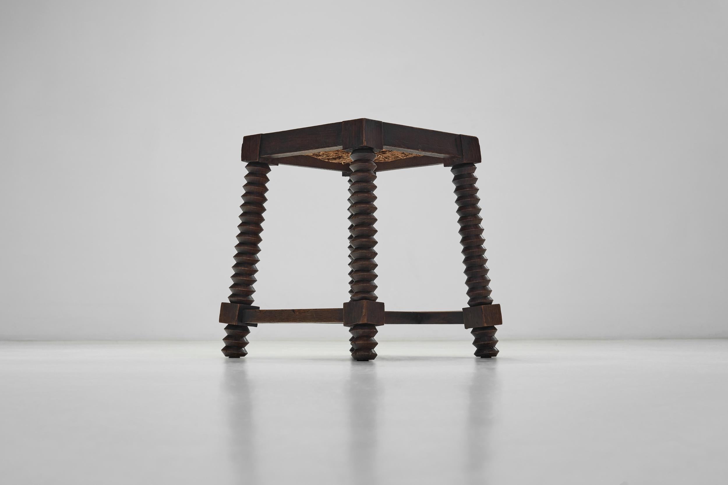 Tabouret en chêne et jonc à la manière de Charles Dudouyt, France Début du 20e siècle en vente 3