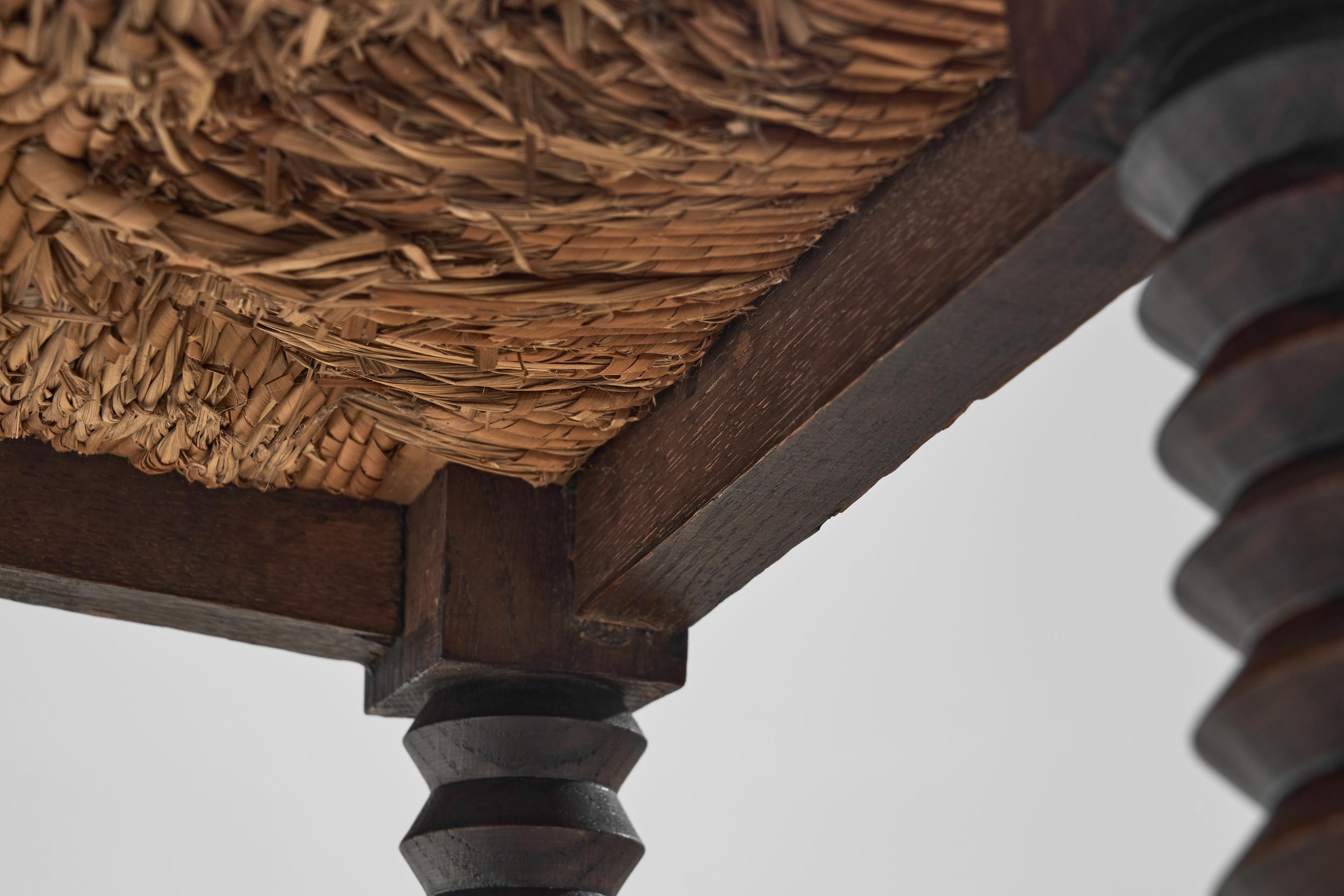 Tabouret en chêne et jonc à la manière de Charles Dudouyt, France Début du 20e siècle en vente 4