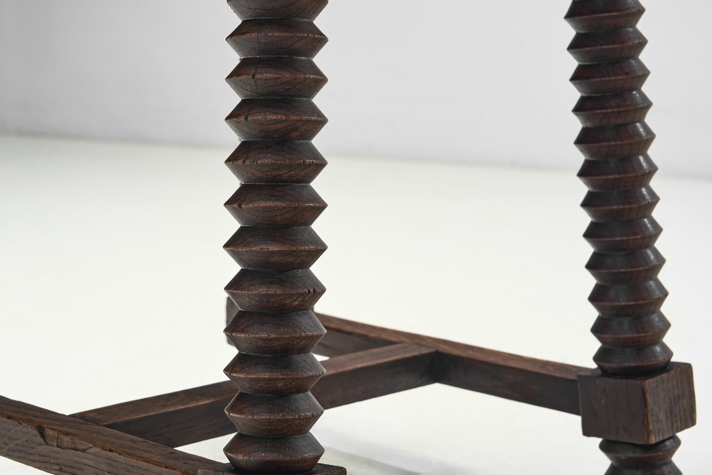 Tabouret en chêne et jonc à la manière de Charles Dudouyt, France Début du 20e siècle en vente 5