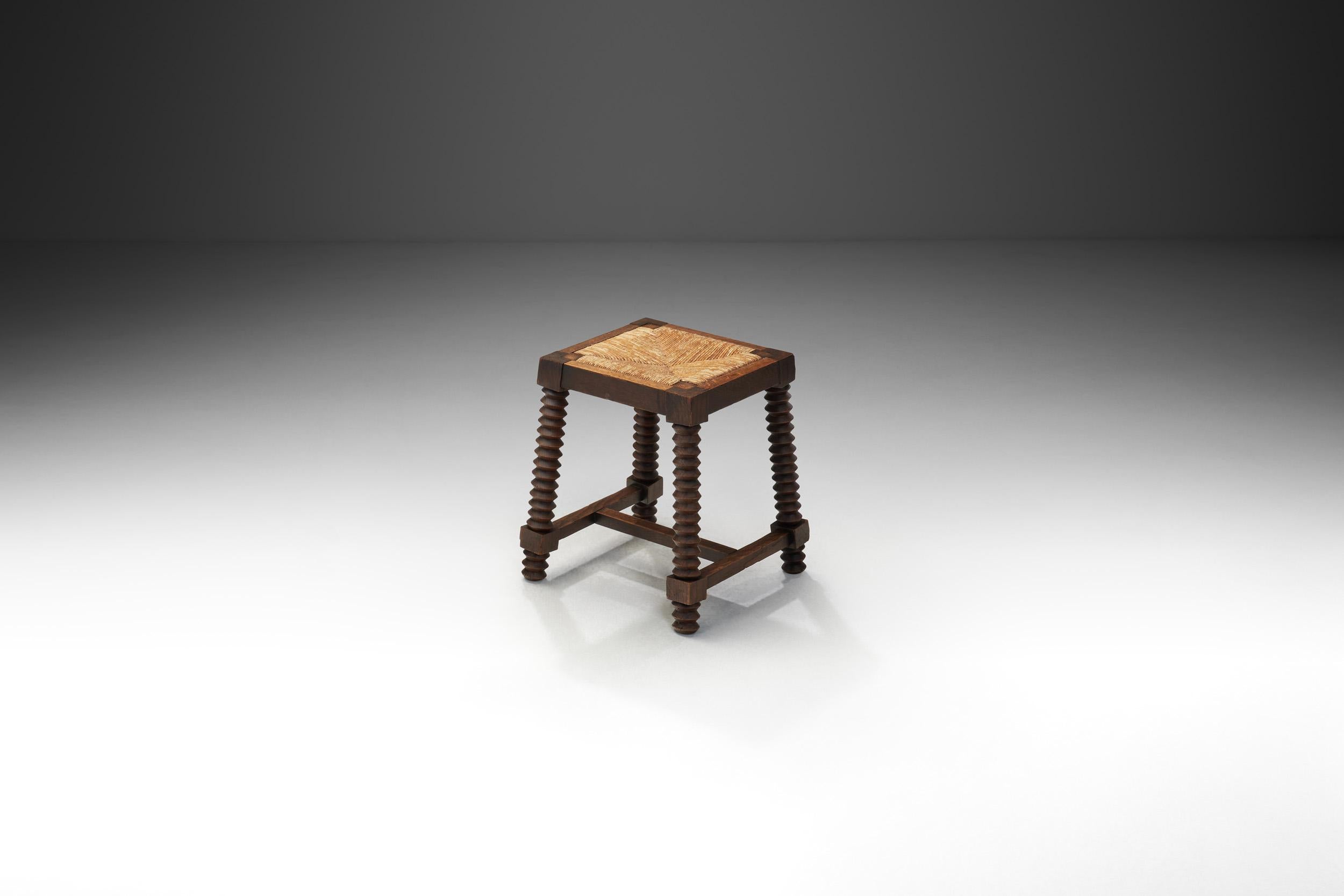 Ce tabouret, qui porte la signature du designer français Charles Dudouyt, s'intègre parfaitement à toutes les tendances grâce à son élégante somptuosité. Figure majeure du design français du début du XXe siècle, Dudouyt était connu pour sa capacité