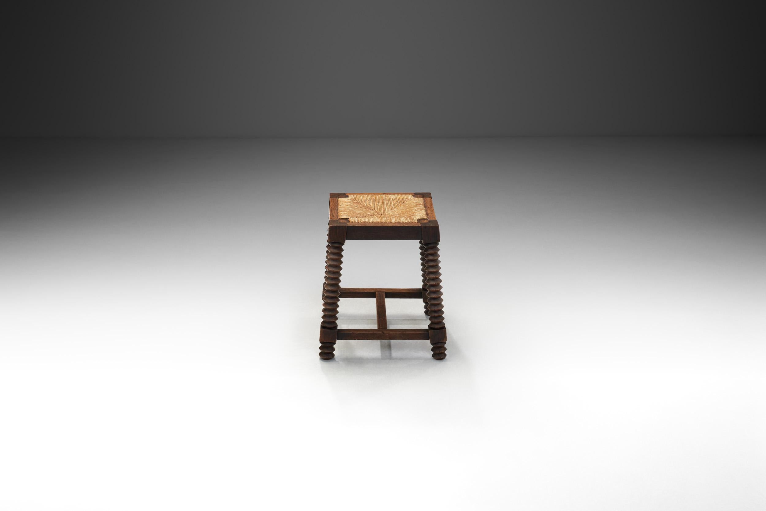Mid-Century Modern Tabouret en chêne et jonc à la manière de Charles Dudouyt, France Début du 20e siècle en vente