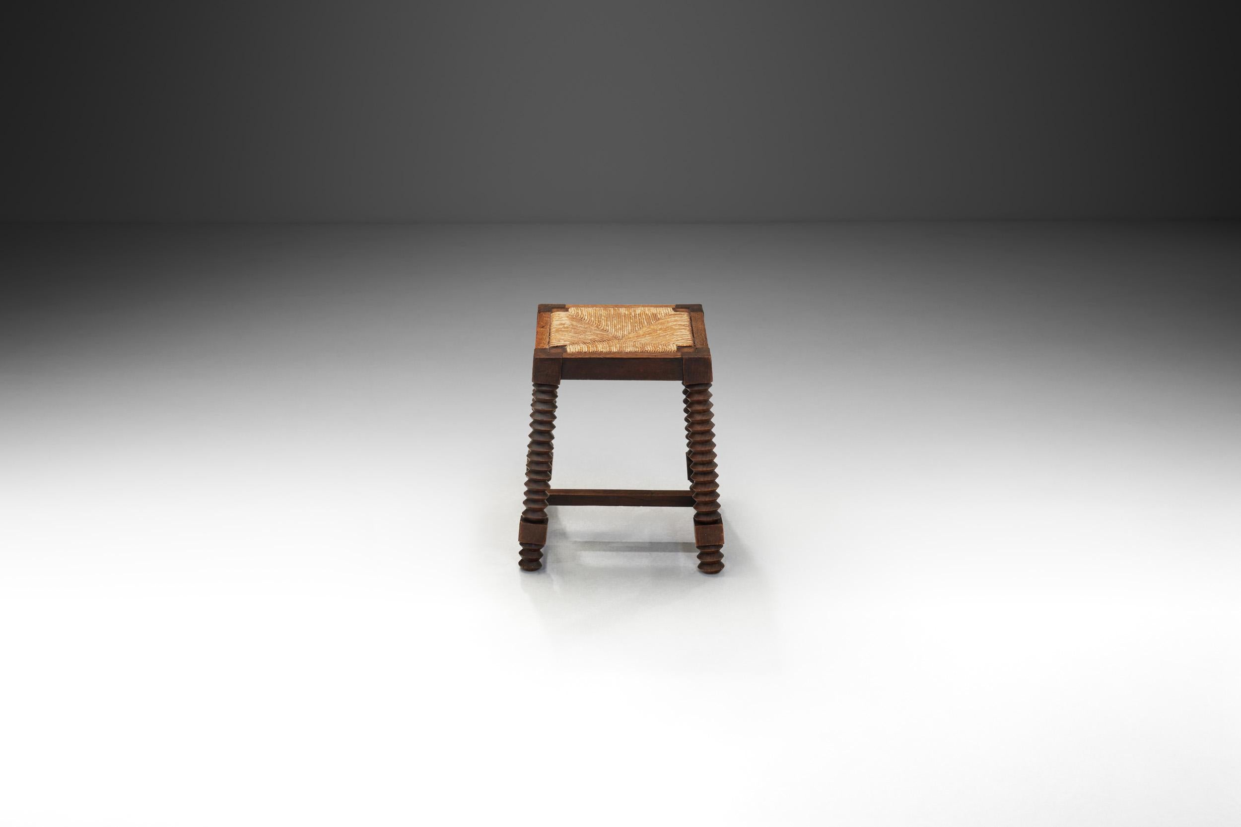 Français Tabouret en chêne et jonc à la manière de Charles Dudouyt, France Début du 20e siècle en vente