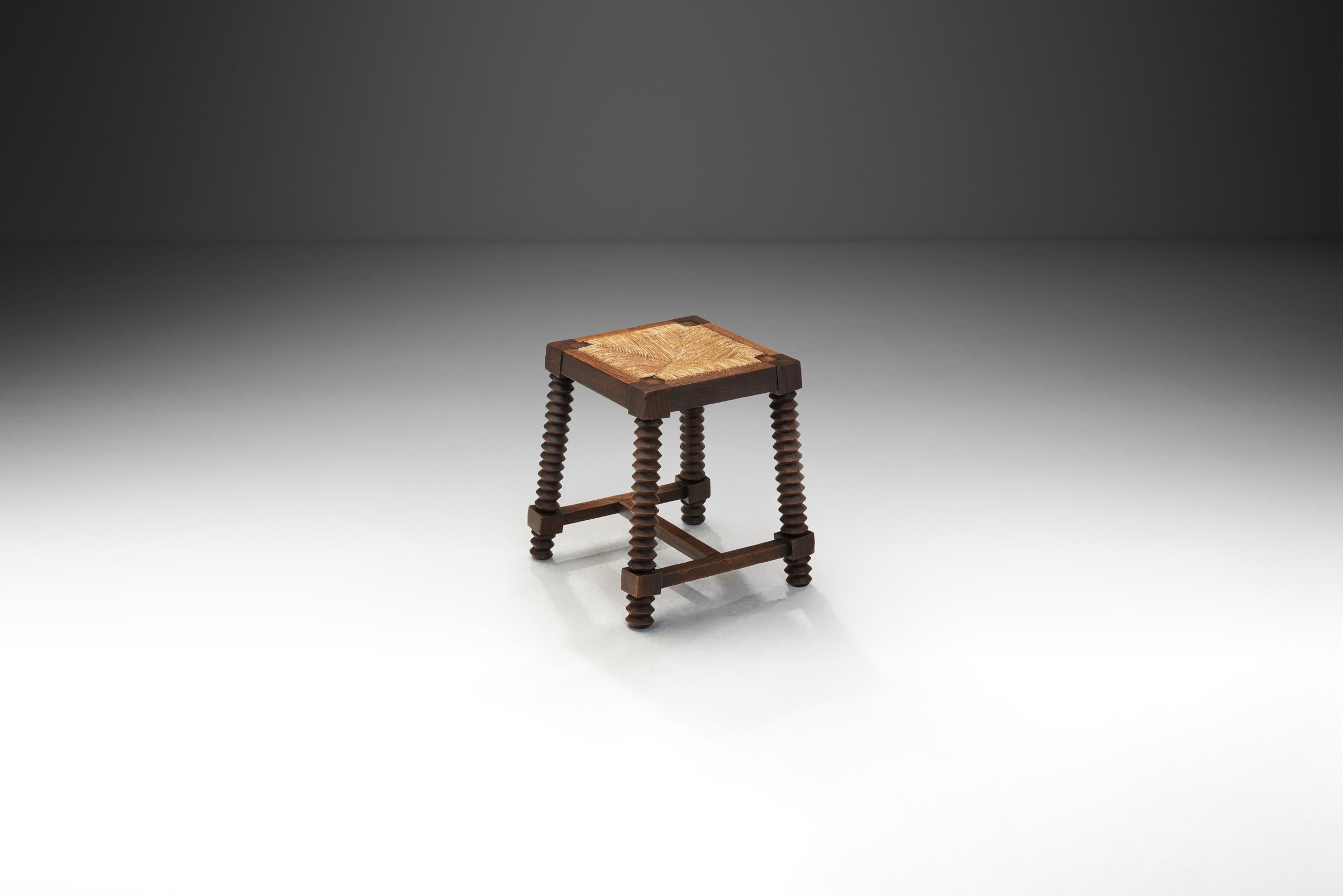 Tabouret en chêne et jonc à la manière de Charles Dudouyt, France Début du 20e siècle Bon état - En vente à Utrecht, NL
