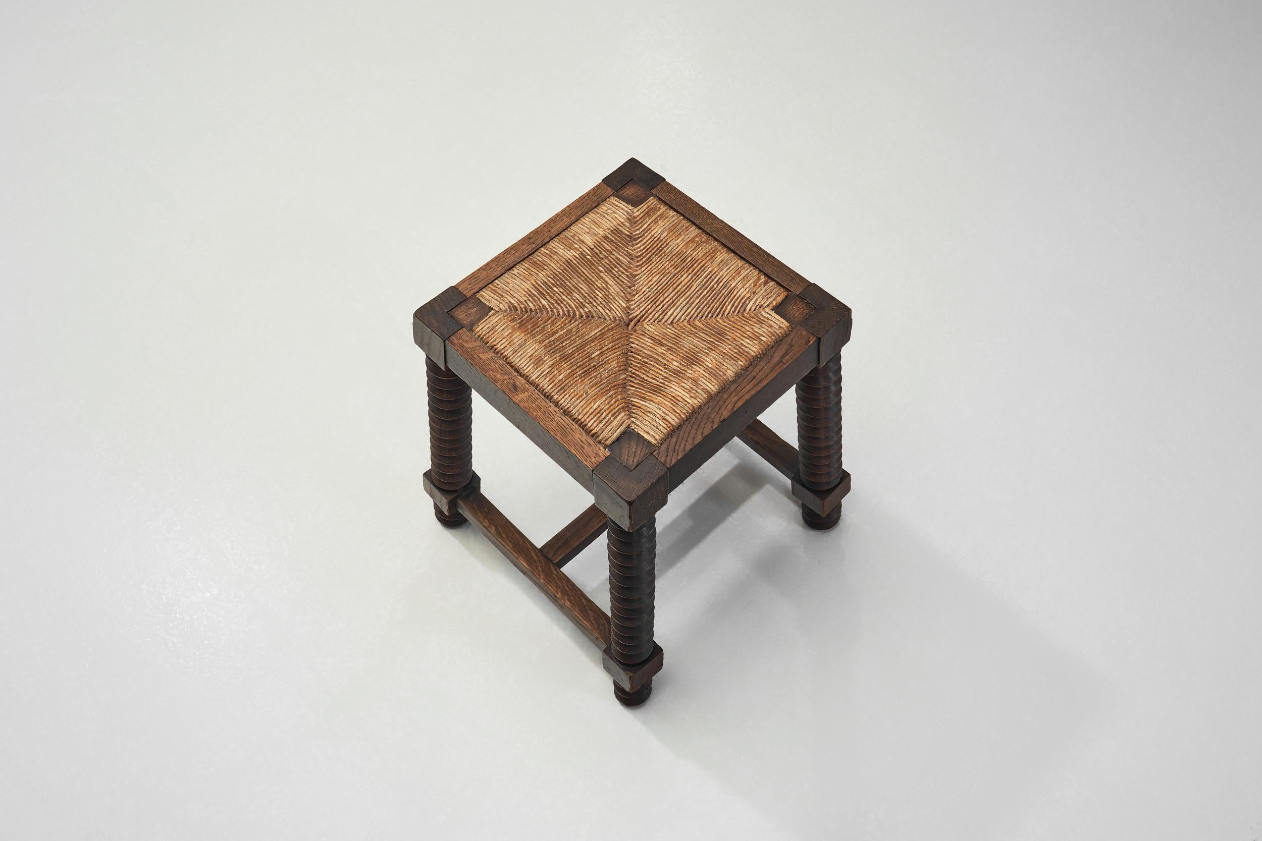 20ième siècle Tabouret en chêne et jonc à la manière de Charles Dudouyt, France Début du 20e siècle en vente