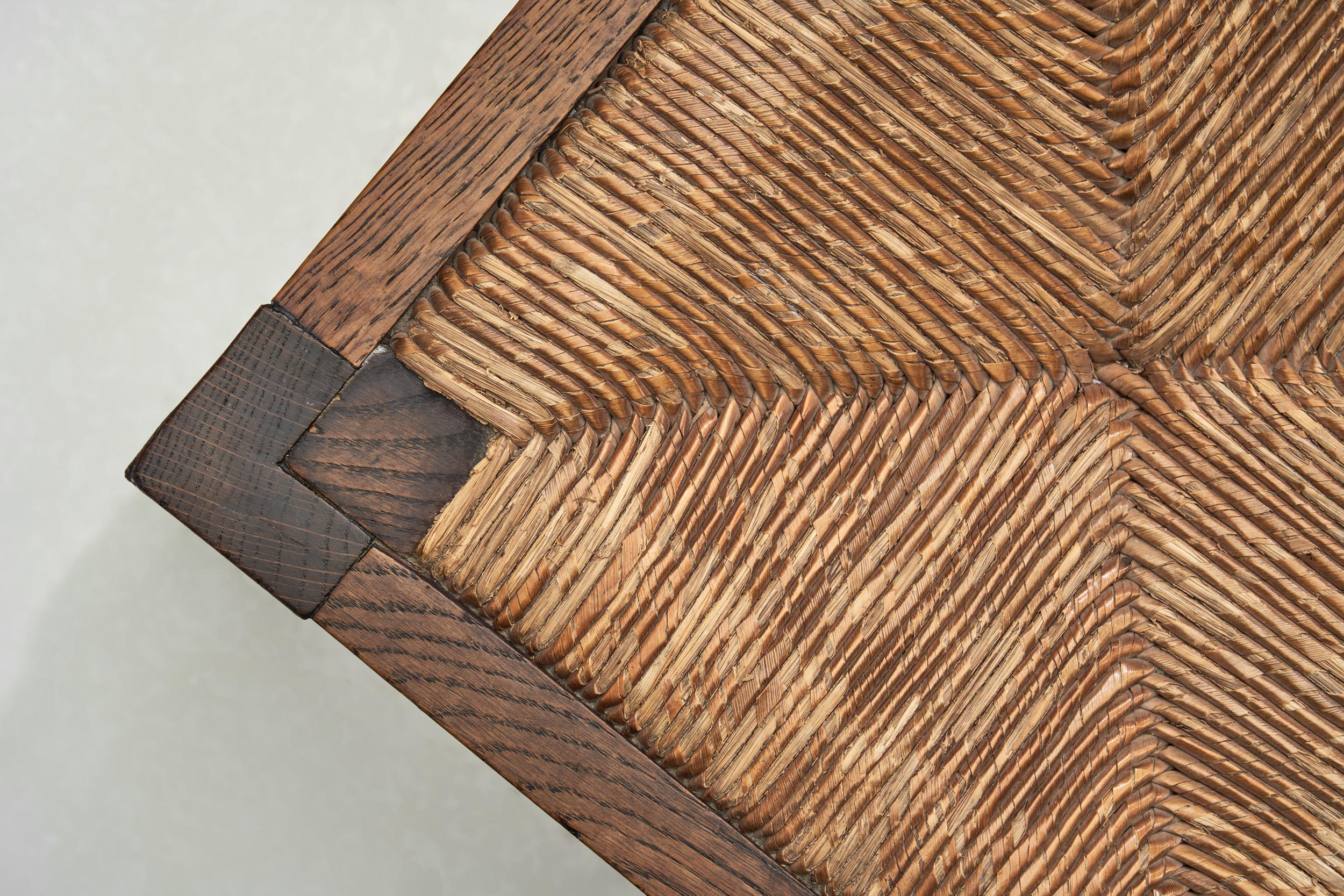 Tabouret en chêne et jonc à la manière de Charles Dudouyt, France Début du 20e siècle en vente 1