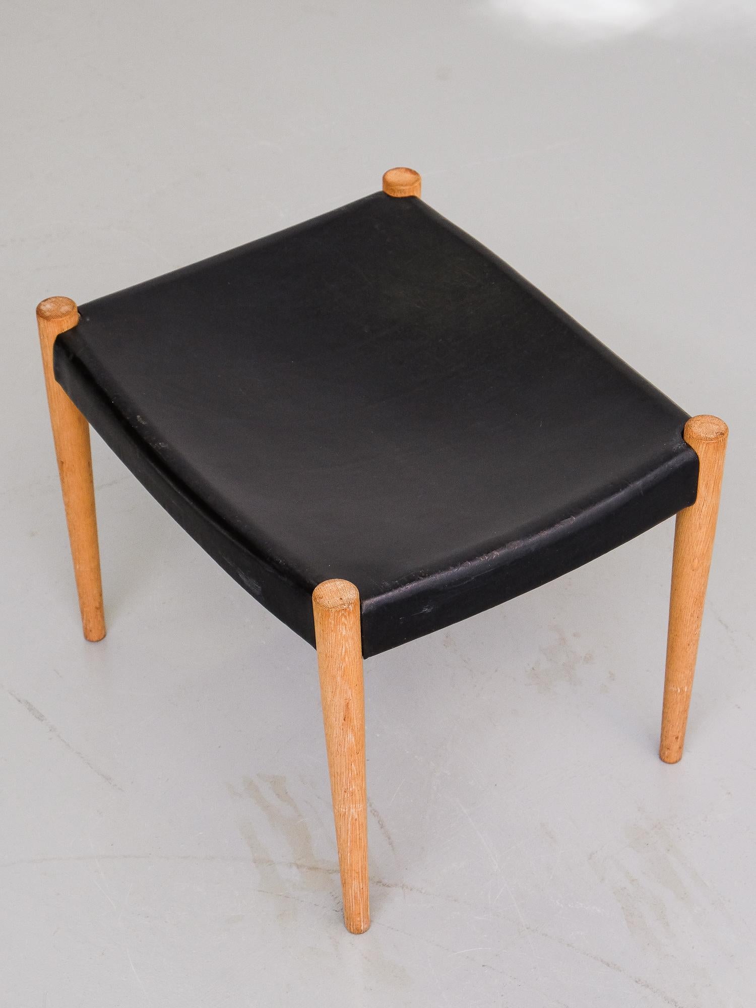 Oak and Saddle Leather Danish Stool, 1960s In Good Condition In Helsinki, FI