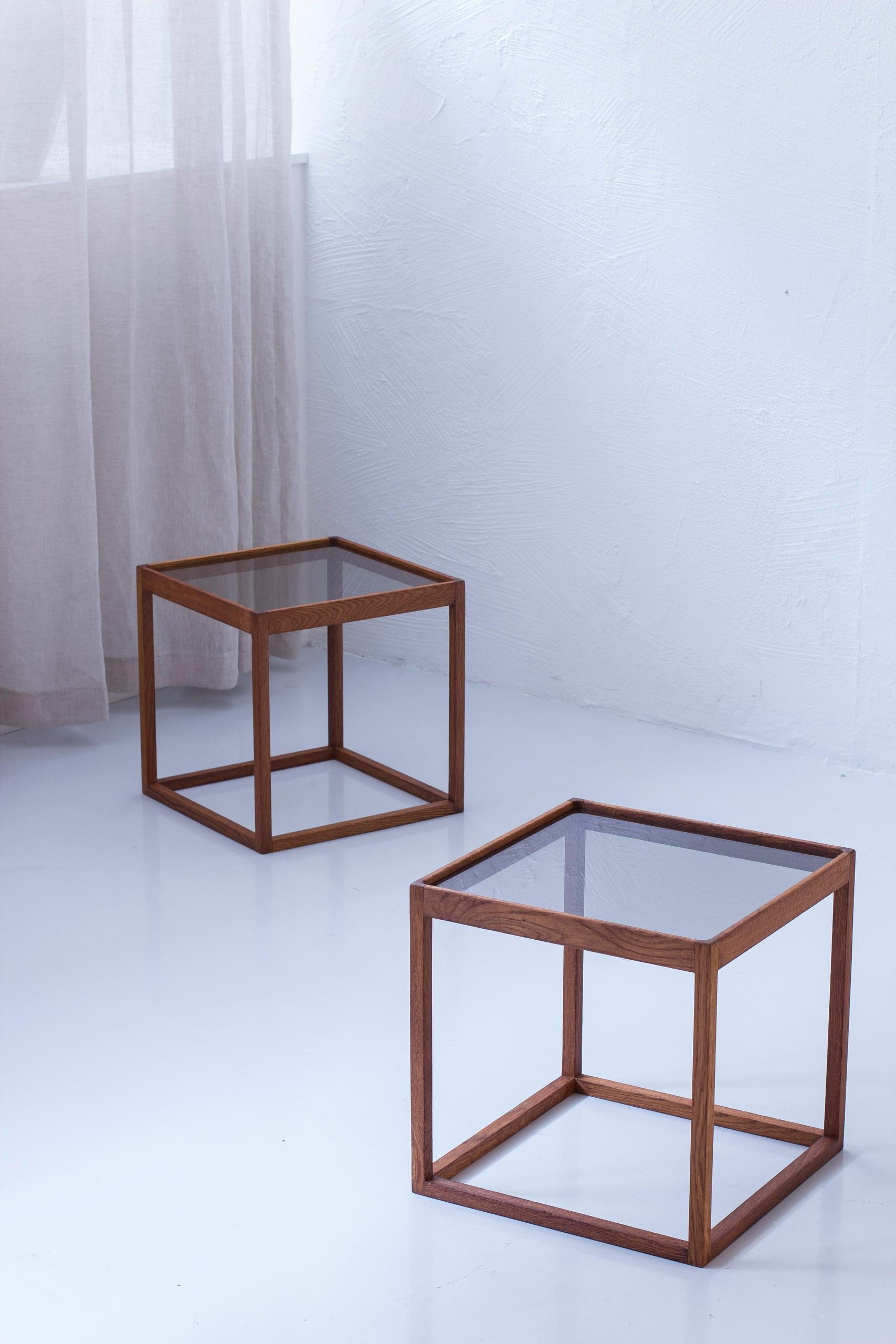 Cube side table designed by Kurt Østervig. produced in Denmark by KP Møbler during the 1960s. Made from solid oak with original smoke colored glass tops. Very good vintage condition with light signs of age and wear/patina. 

 

Price for the pair.

