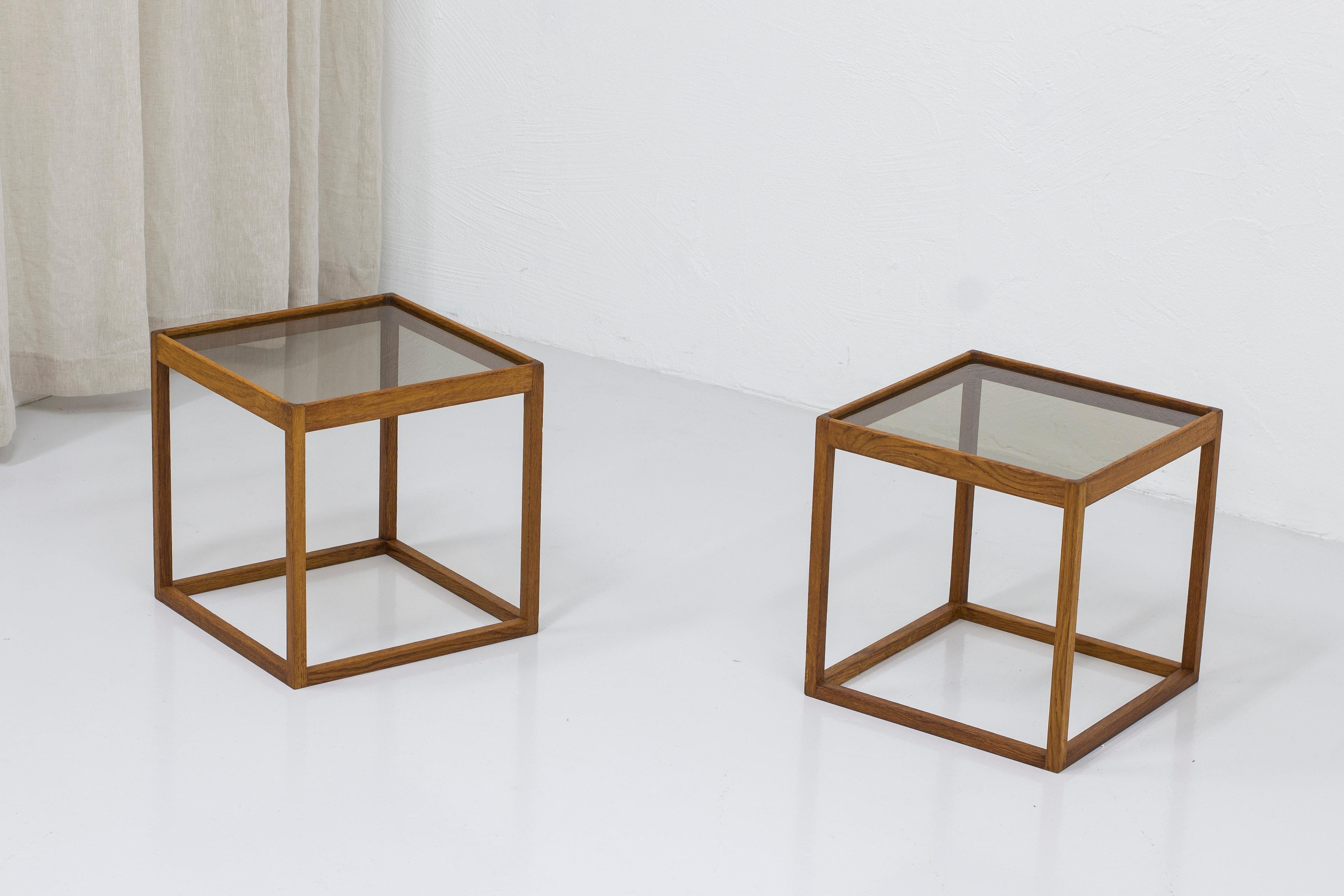Danois Tables cubiques en Oak et verre fumé par Kurt Østervig, années 1960, Danemark en vente