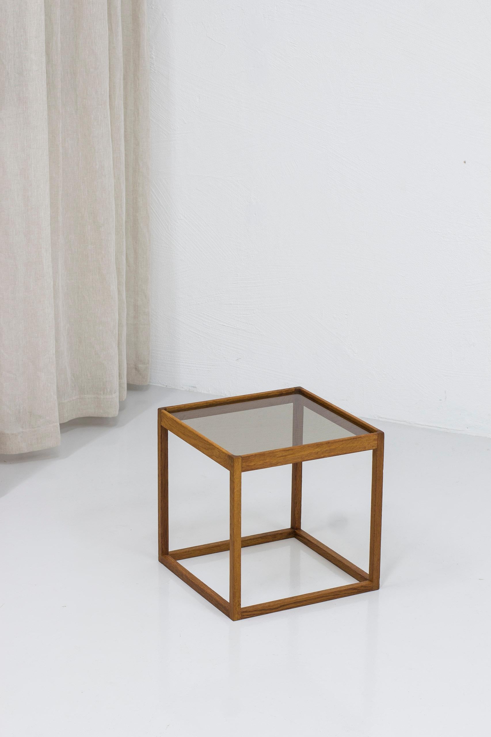 Milieu du XXe siècle Tables cubiques en Oak et verre fumé par Kurt Østervig, années 1960, Danemark en vente