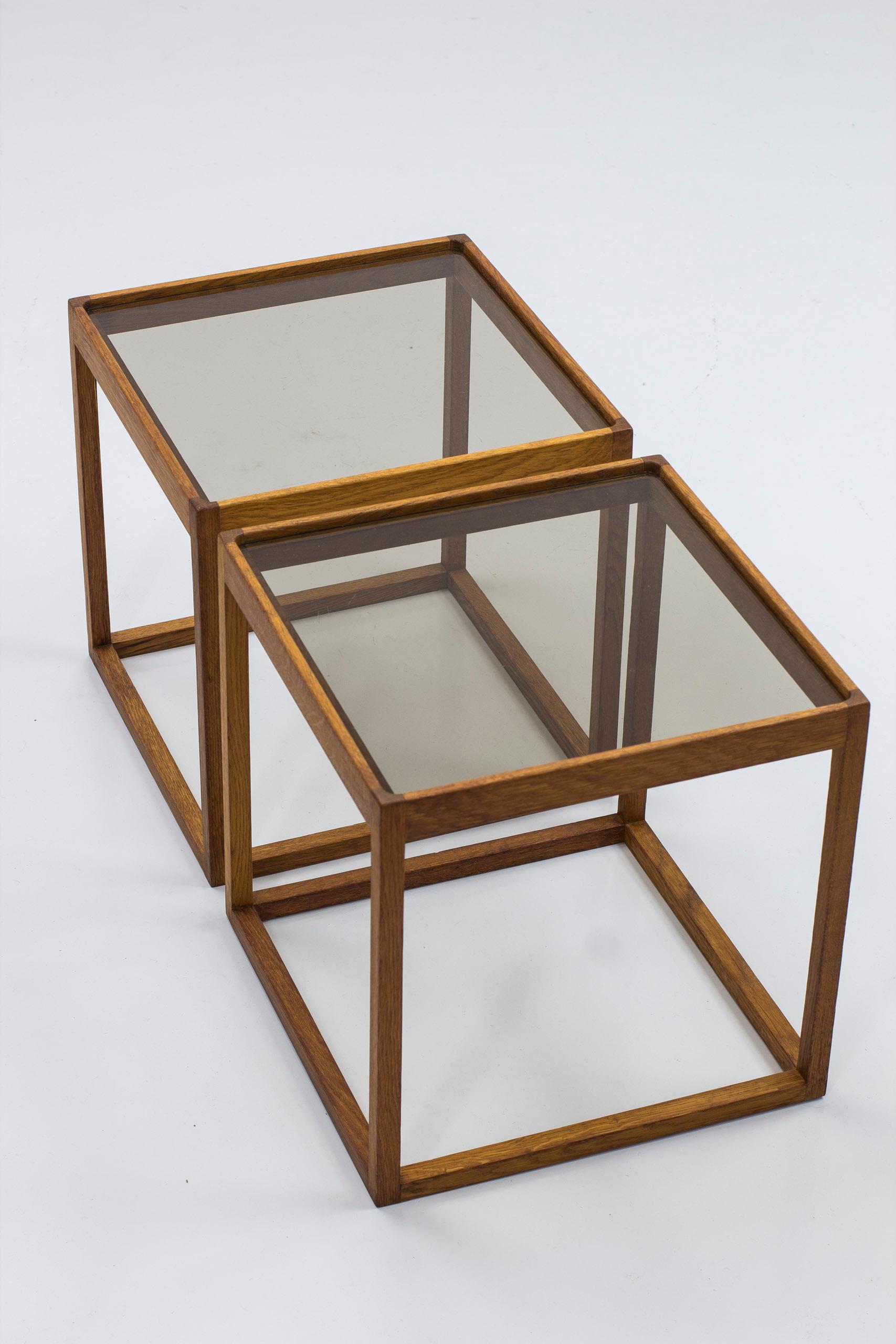 Verre fumé Tables cubiques en Oak et verre fumé par Kurt Østervig, années 1960, Danemark en vente