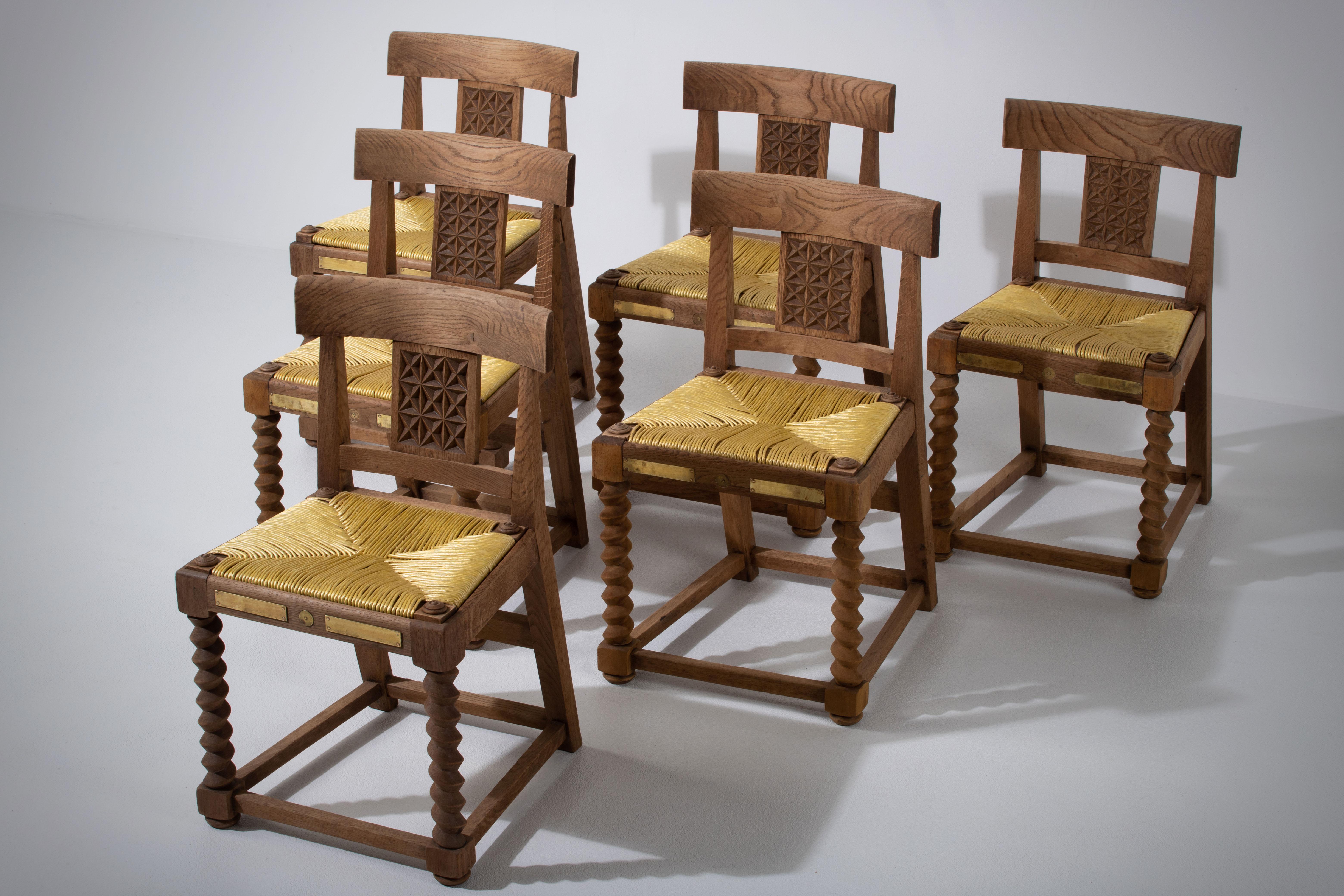 Wir präsentieren ein Set von sechs eleganten Esszimmerstühlen, inspiriert vom unverwechselbaren Stil des französischen Designers Charles Dudouyt. Diese in der Mitte des Jahrhunderts gefertigten Stühle zeigen die fesselnde Anziehungskraft des