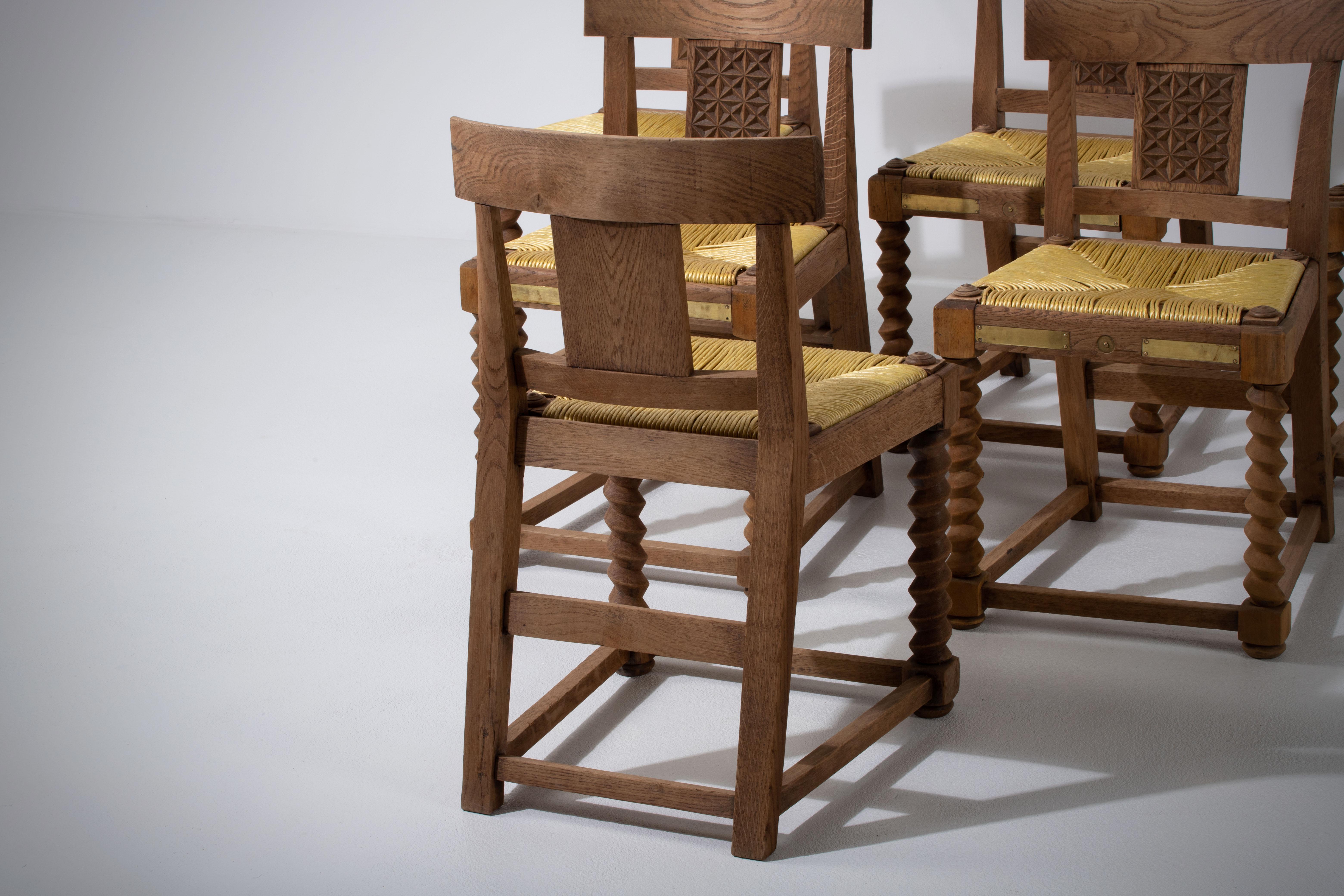 Set of 6 Vintage French Oak Dining Chairs: Elegance and Timeless Appeal In Fair Condition For Sale In Wiesbaden, DE