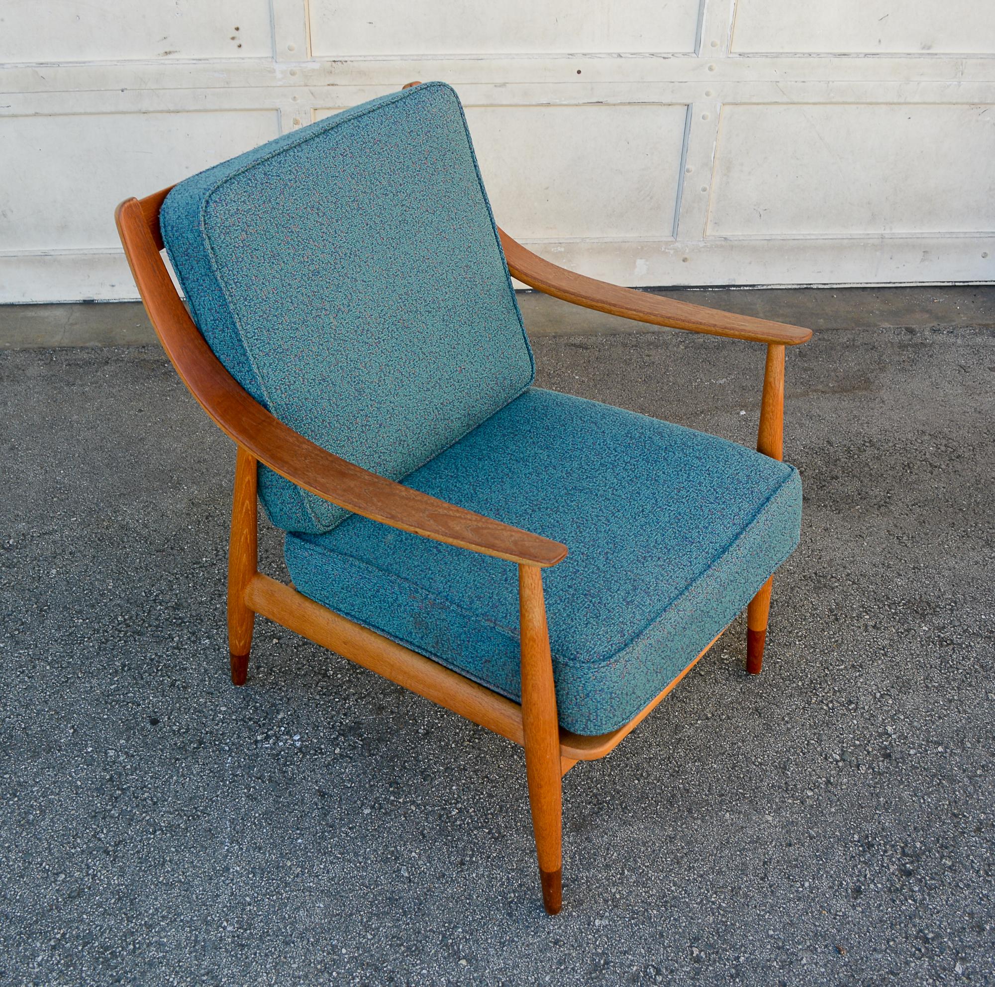 Oak and Teak Lounge Chair by Peter Hvidt and Orla Molgaard In Good Condition For Sale In San Mateo, CA