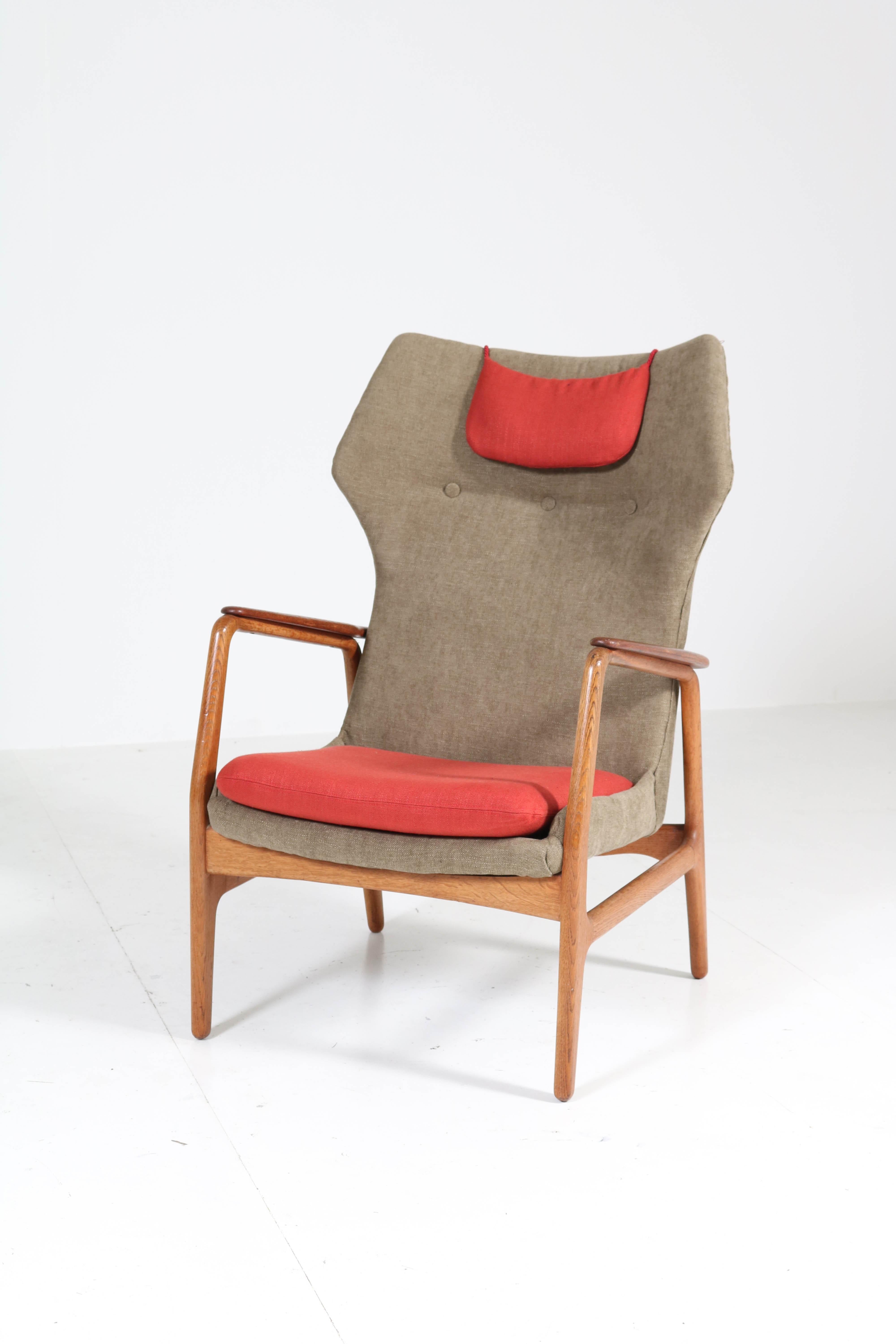 Stunning pair of Mid-Century Modern lounge chairs.
Design by Aksel Bender Madsen for Bovenkamp.
Striking Danish design from the 1960s.
Solid oak frames with solid teak armrests.
Re-upholstered with quality Italian fabric.
The high back lounge