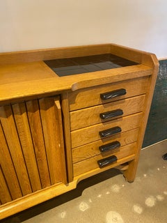Buffet en chêne et carreaux de Guillerme et Chambron, France, années 1950