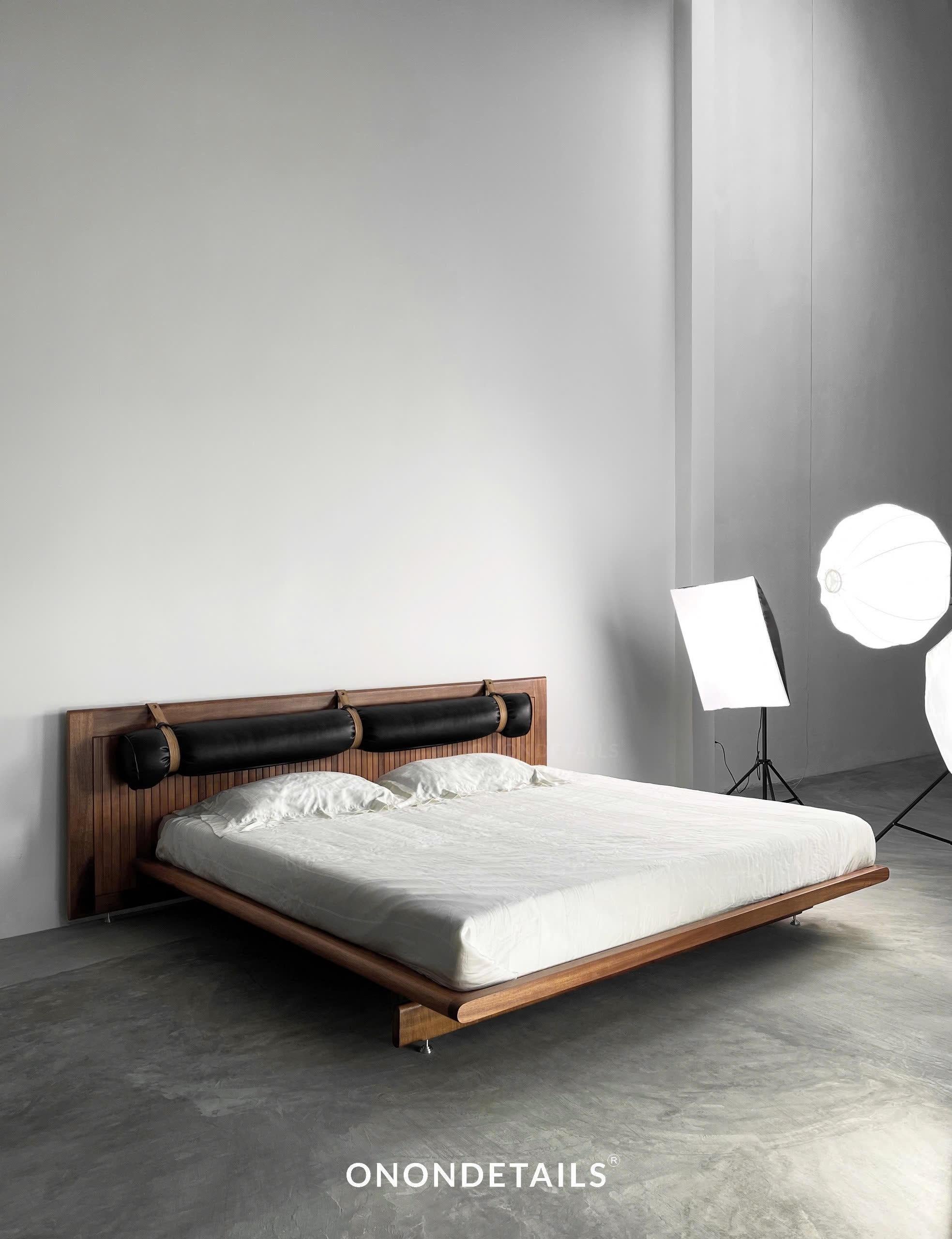 Letto Bau in Oak e Noce di ONON DETTAGLI
Dimensioni: L 237,8 x P 210 x H 100 cm. 
Materiali: Oak, Noce. Cuscino grande per testiera: Pelle di vacchetta italiana

I mobili ONON Details sono scelti da famosi marchi di design, clienti nazionali e