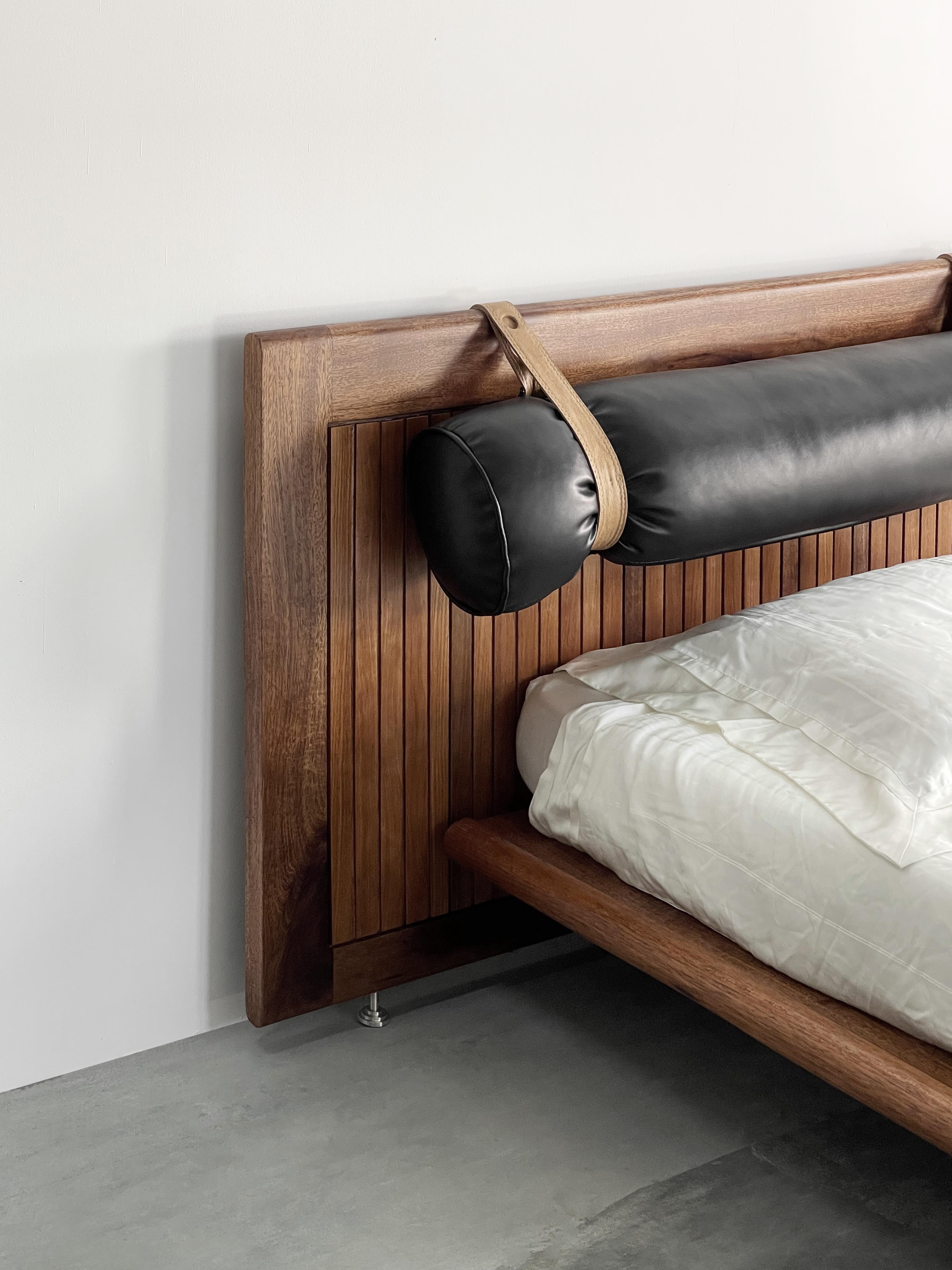 Vietnamita Letto Bau in Oak e Noce di ONON DETTAGLI in vendita
