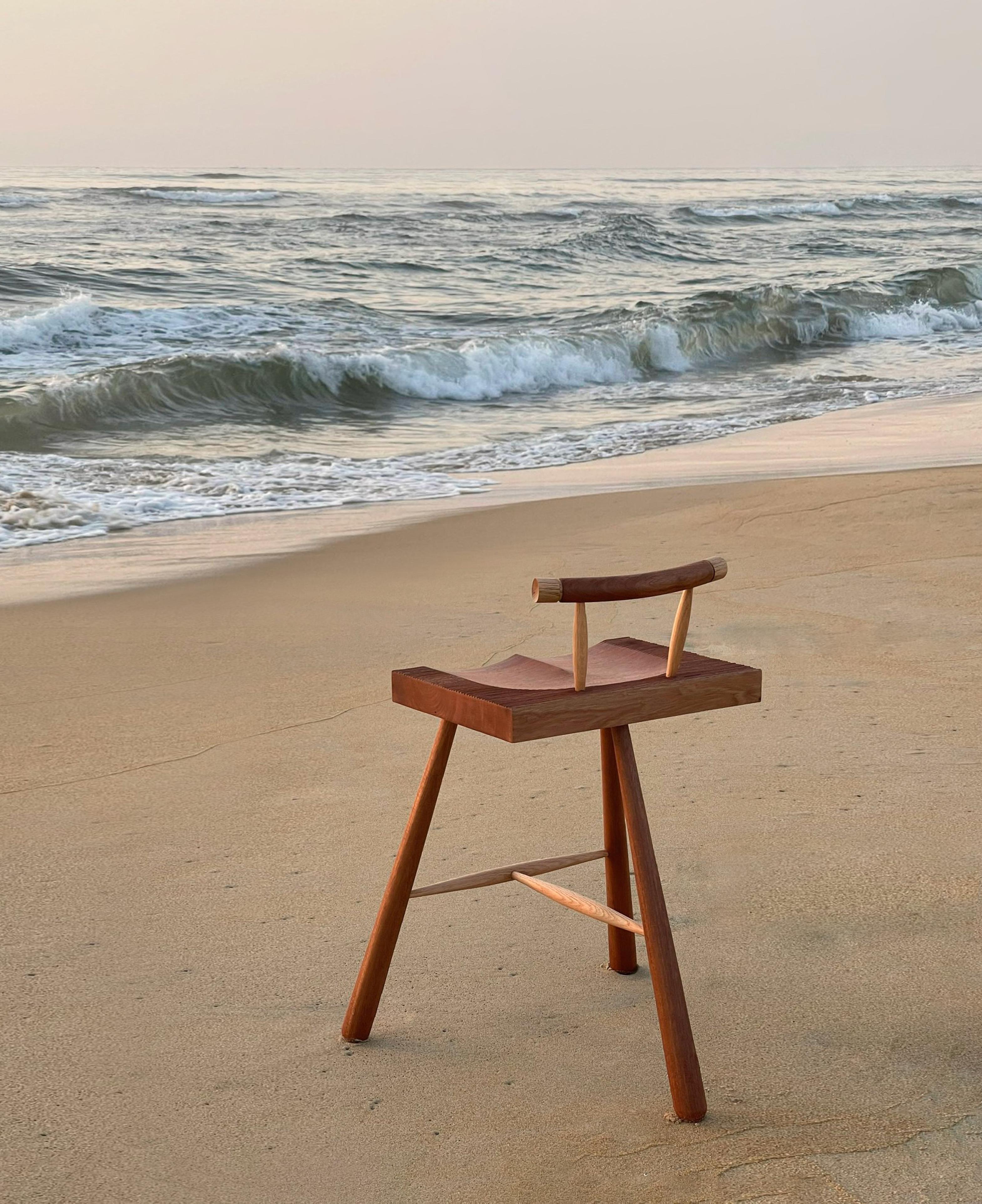 Postmoderno Sgabello Bình Minh in Oak e Noce di ONON DETTAGLI in vendita