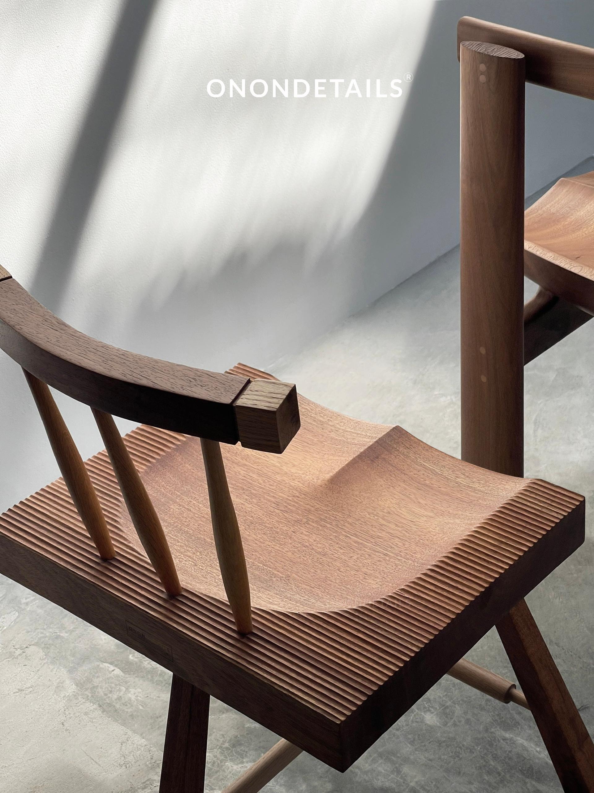 XXI secolo e contemporaneo Sgabello Bình Minh in Oak e Noce di ONON DETTAGLI in vendita