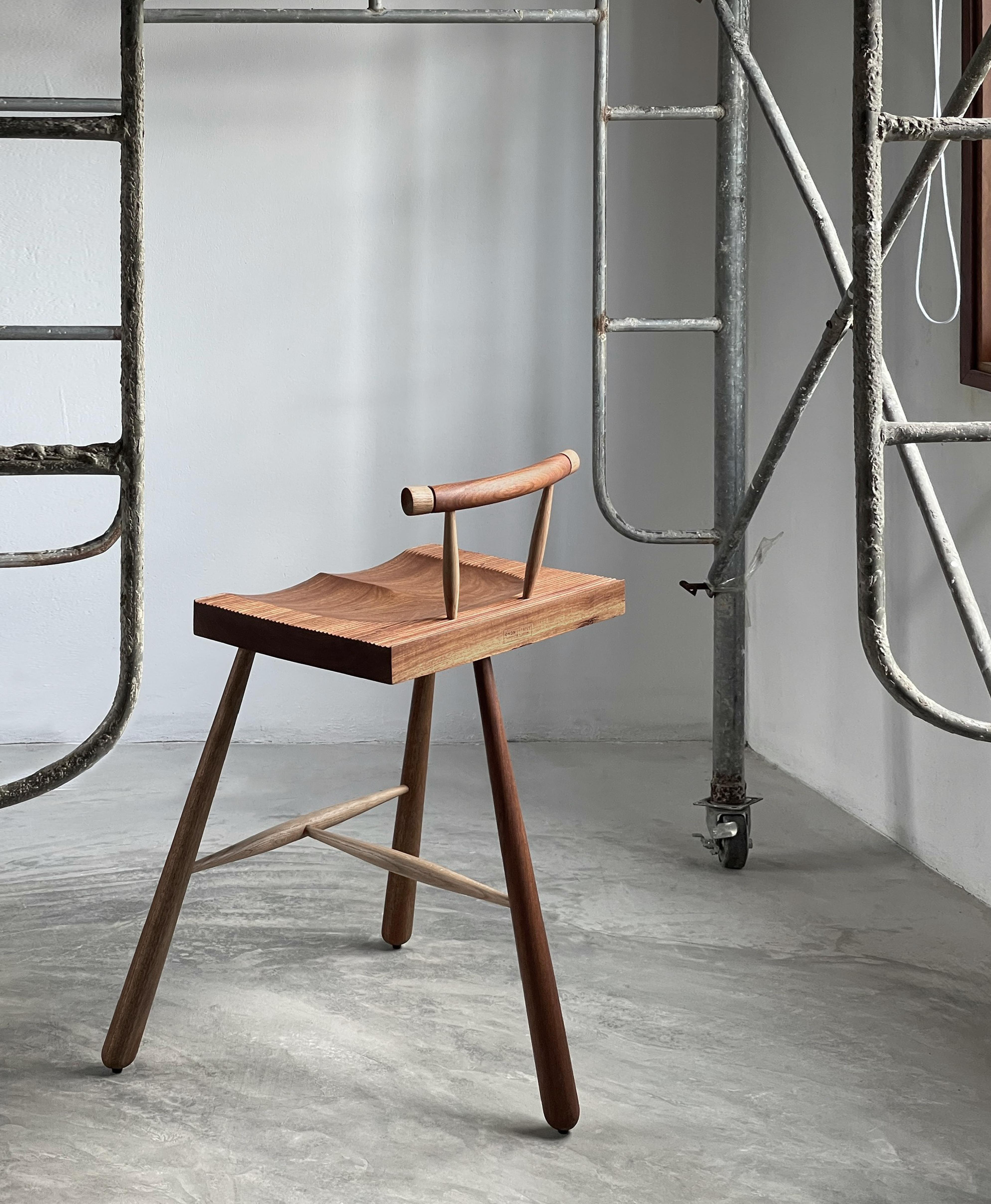 Sgabello Bình Minh in Oak e Noce di ONON DETTAGLI in vendita 2