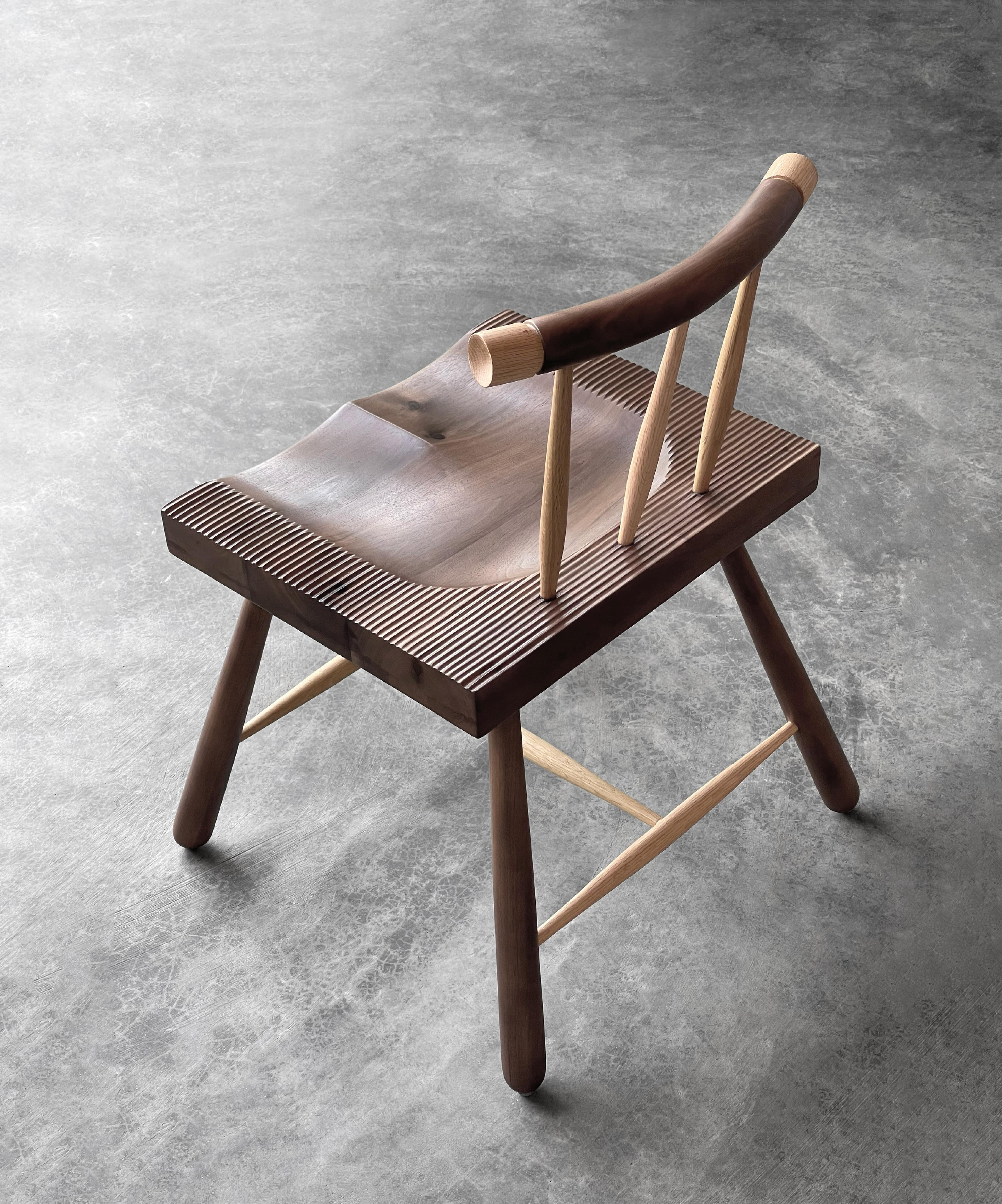 Chaise Bình Minh en chêne et noyer par ONON DETAILS
Dimensions : L 50 x P 55 x H 75 cm : L 50 x P 55 x H 75 cm. 
MATERIAL : Noyer, Chêne. 

Les meubles ONON Details sont choisis par de célèbres marques de design et par des clients nationaux et