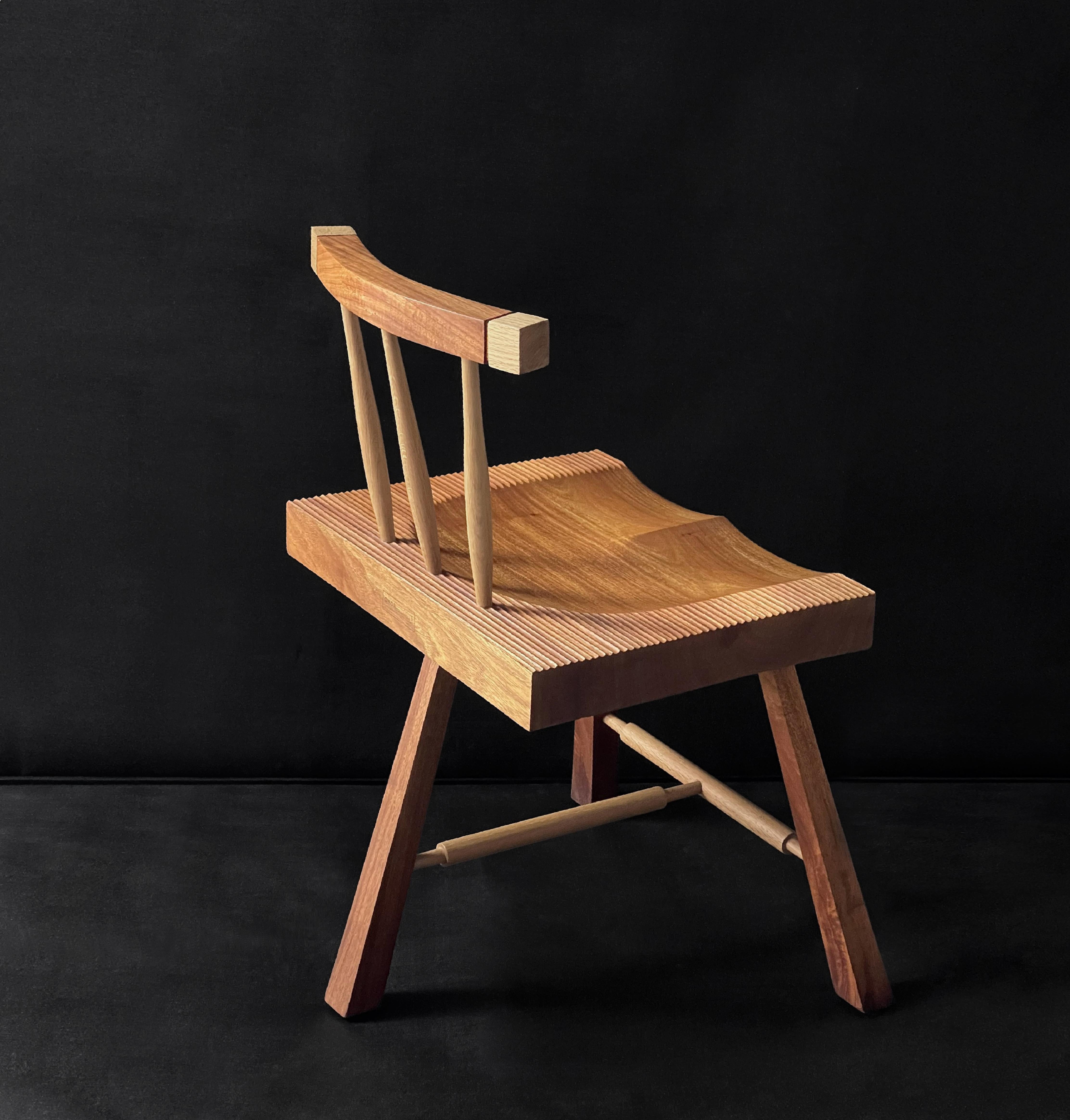 Postmoderne Chaise Bình Minh en chêne et noyer par ONON DETAILS en vente