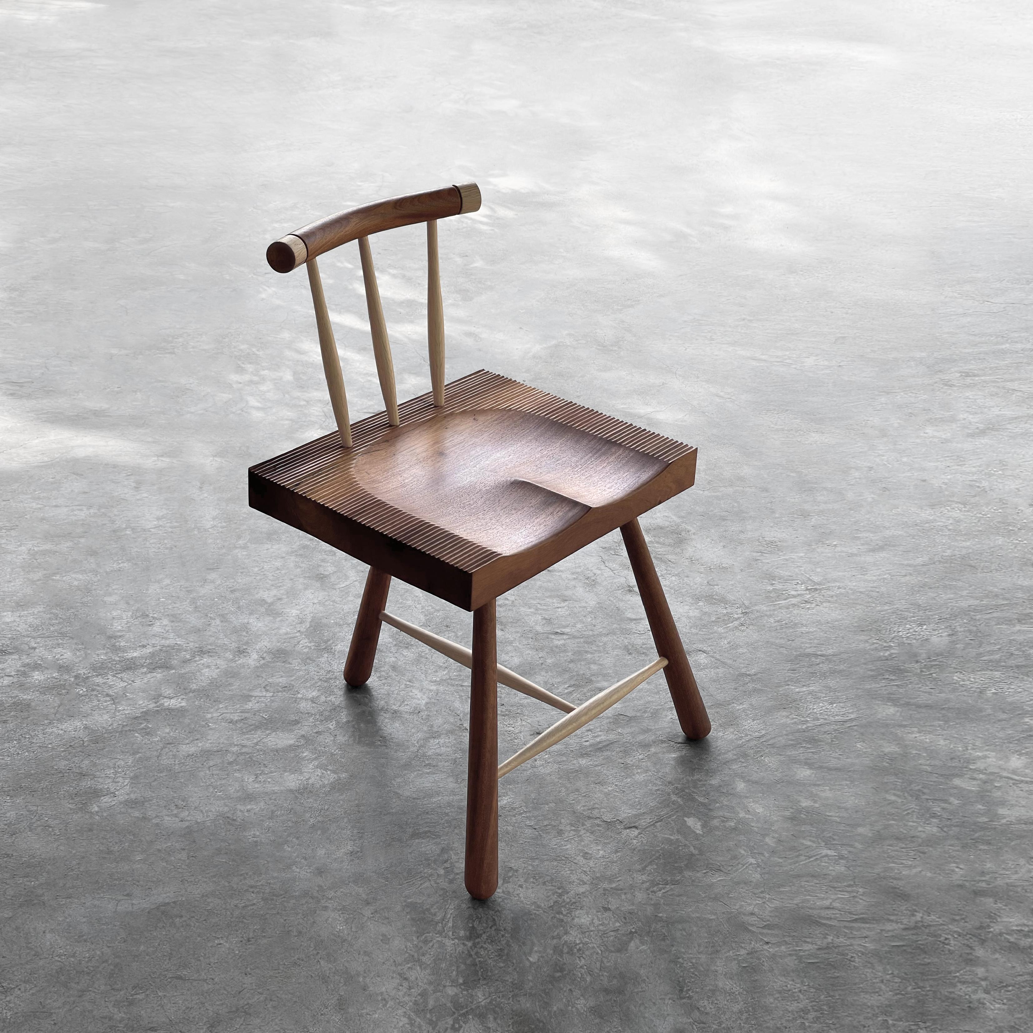 Vietnamien Chaise Bình Minh en chêne et noyer par ONON DETAILS en vente