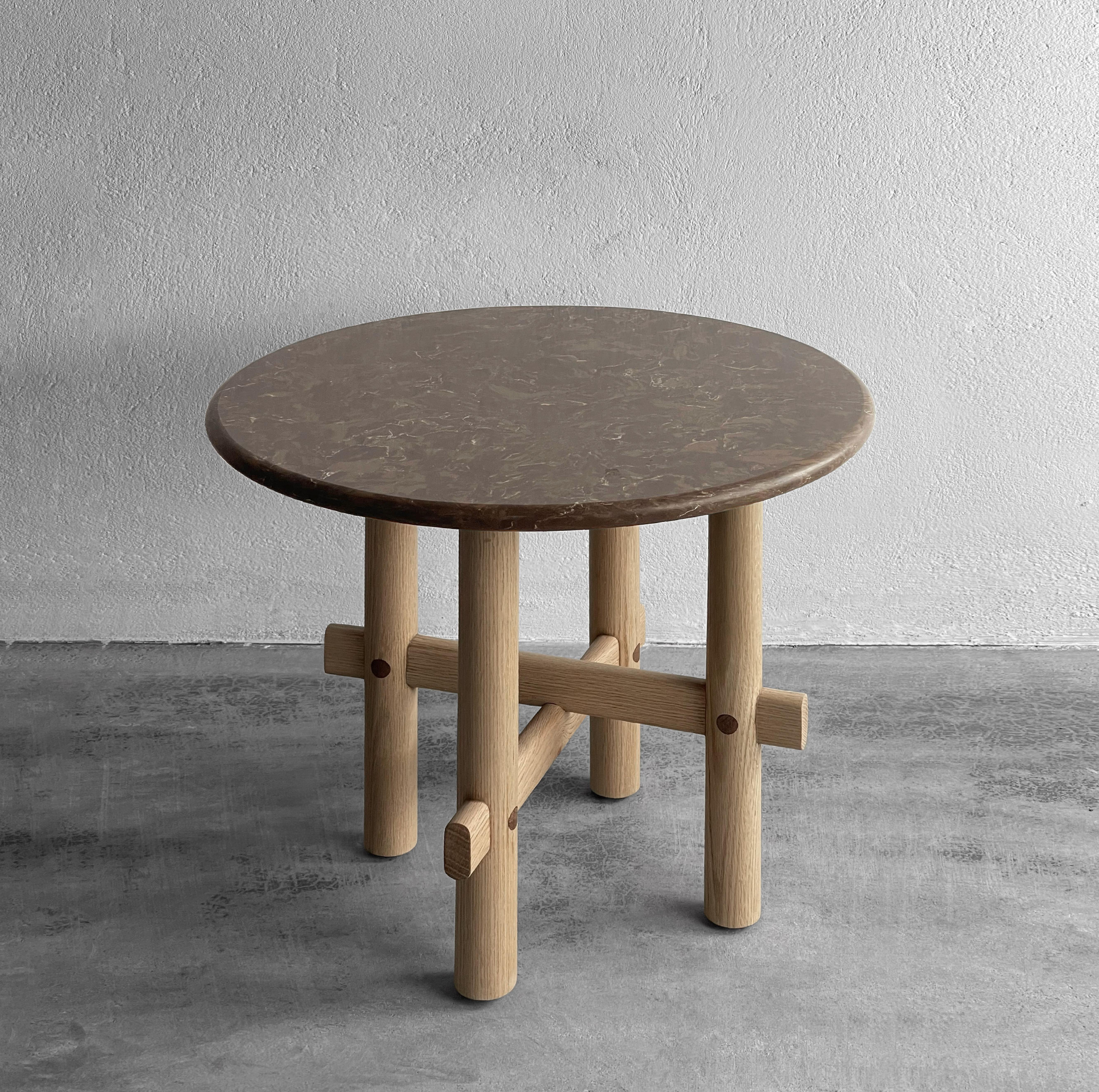Table basse Tân An en chêne et noyer charbonné par ONON DETAILS
Dimensions : L 50 x P 50 x H 45 cm : L 50 x D 50 x H 45 cm. 
MATERIAL : Chêne, Noyer. 

Les meubles ONON Details sont choisis par de célèbres marques de design et par des clients