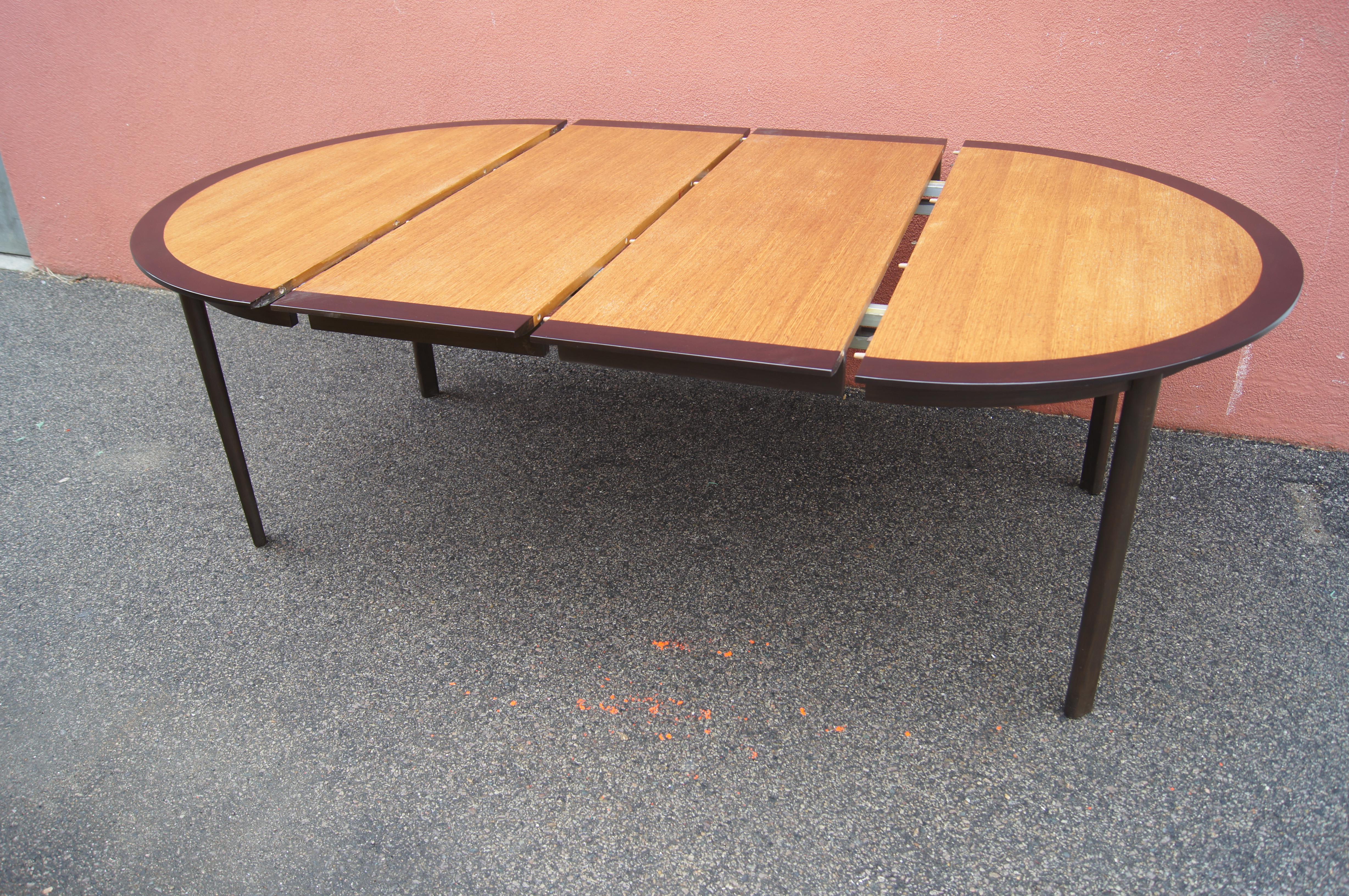 Oak and Walnut Dining Table with Extensions by Roger Sprunger for Dunbar In Good Condition In Dorchester, MA