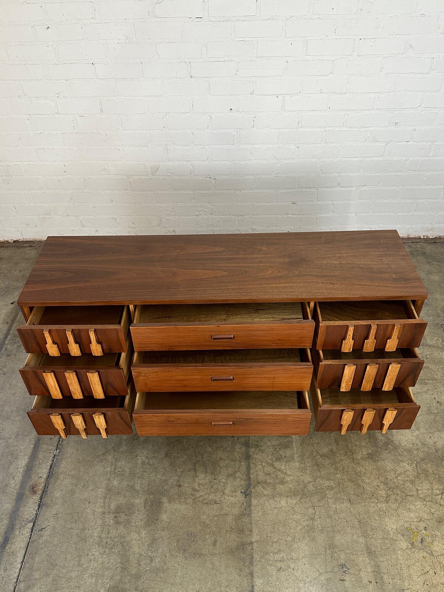 Oak and walnut dresser by Kroehler In Good Condition For Sale In Los Angeles, CA