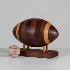 Football-Skulptur aus Eiche und Walnussholz mit Intarsien