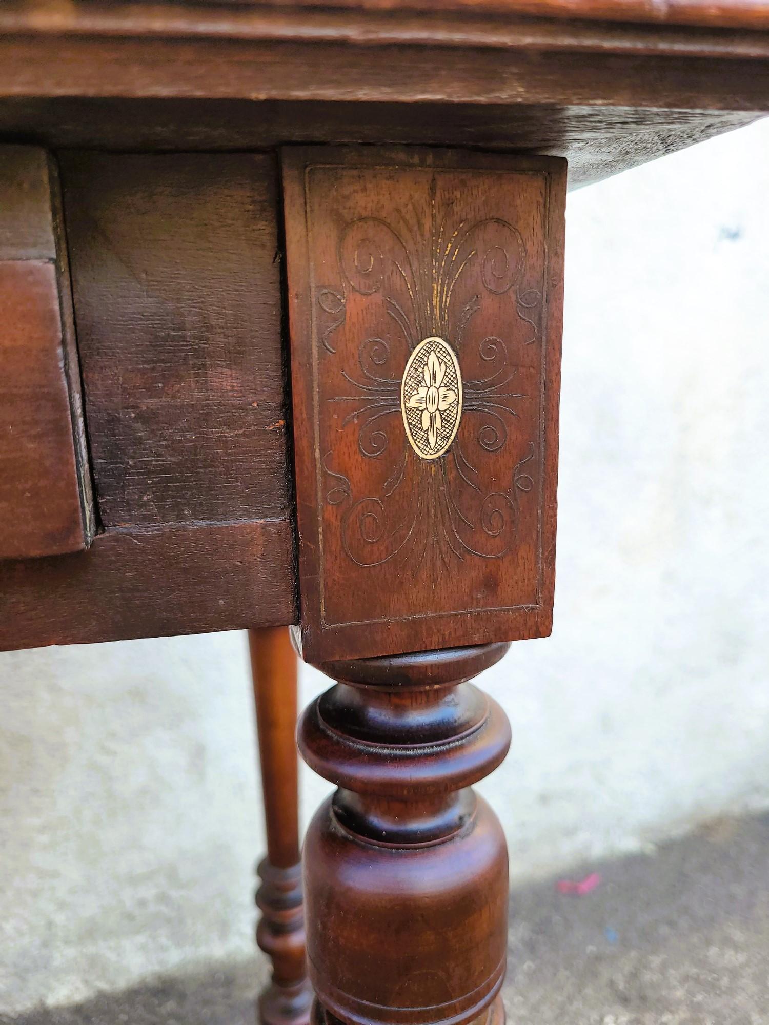 Tavolo in Oak e Noce con intarsi, Francia, XIX secolo in vendita 3
