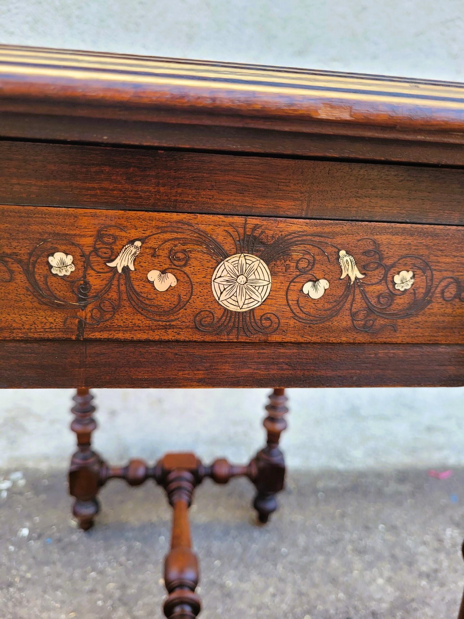 Tavolo in Oak e Noce con intarsi, Francia, XIX secolo in vendita 7