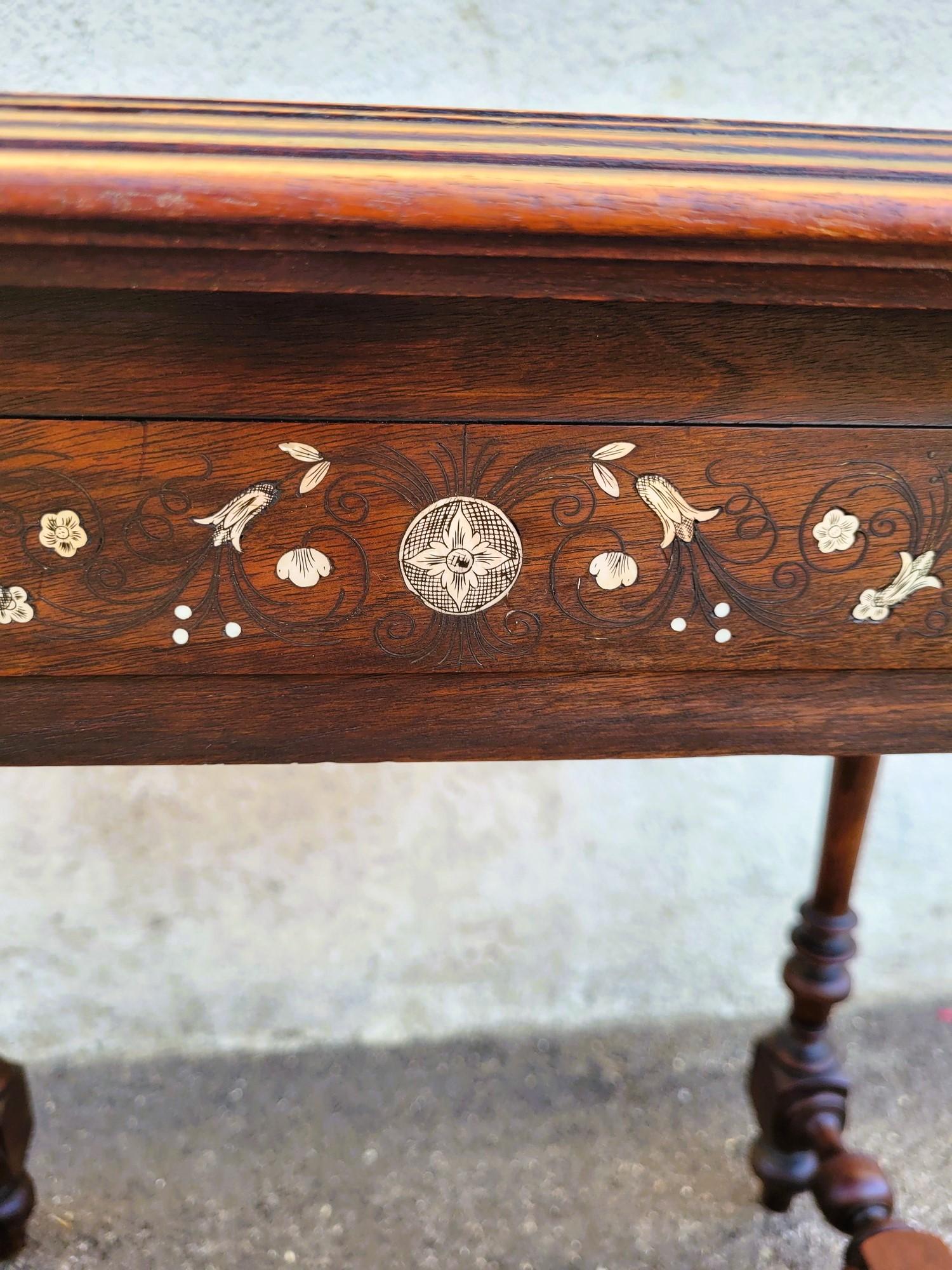 Tavolo in Oak e Noce con intarsi, Francia, XIX secolo in vendita 11