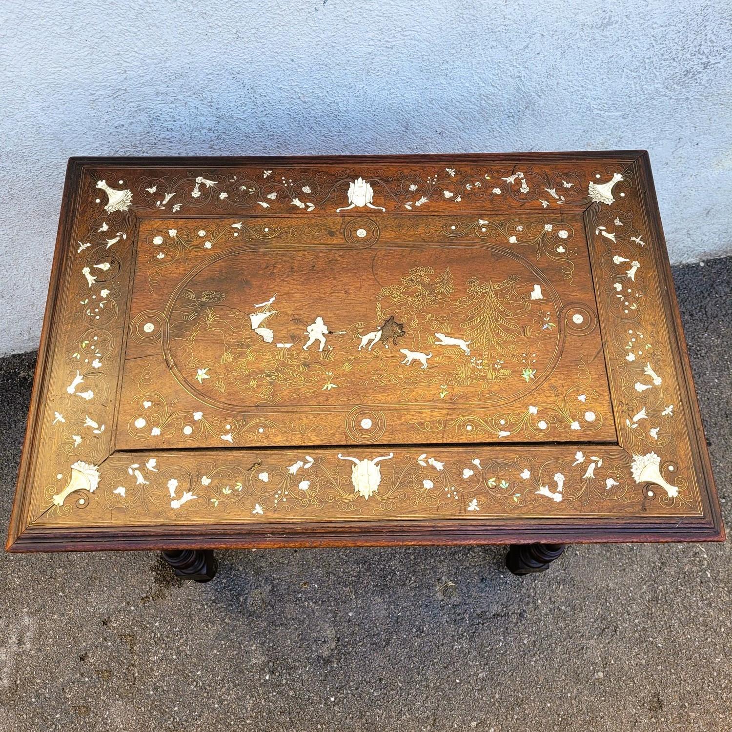 Grazioso tavolino a 1 cassetto, in quercia e noce, con scena di caccia e decorazione floreale intarsiata con ottone, madreperla e fili d'osso; decorazione su tutti i lati

Opera francese del 19° secolo, nello stile del 17° secolo.

Usura, perdite e