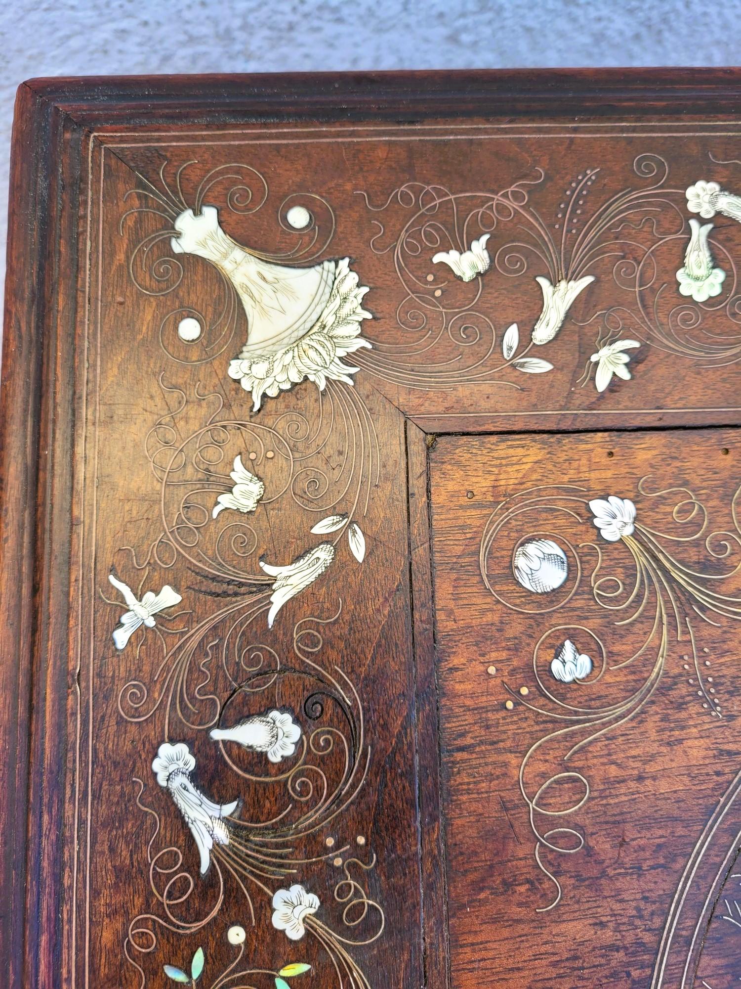 Intarsio Tavolo in Oak e Noce con intarsi, Francia, XIX secolo in vendita