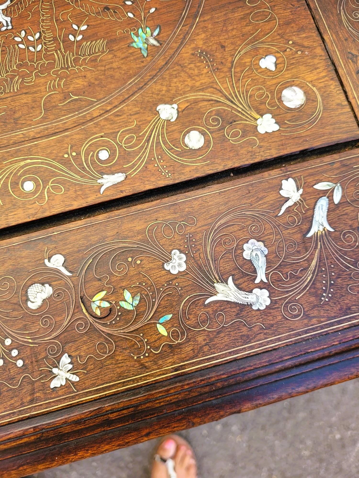 Tavolo in Oak e Noce con intarsi, Francia, XIX secolo In condizioni buone in vendita a MARSEILLE, FR
