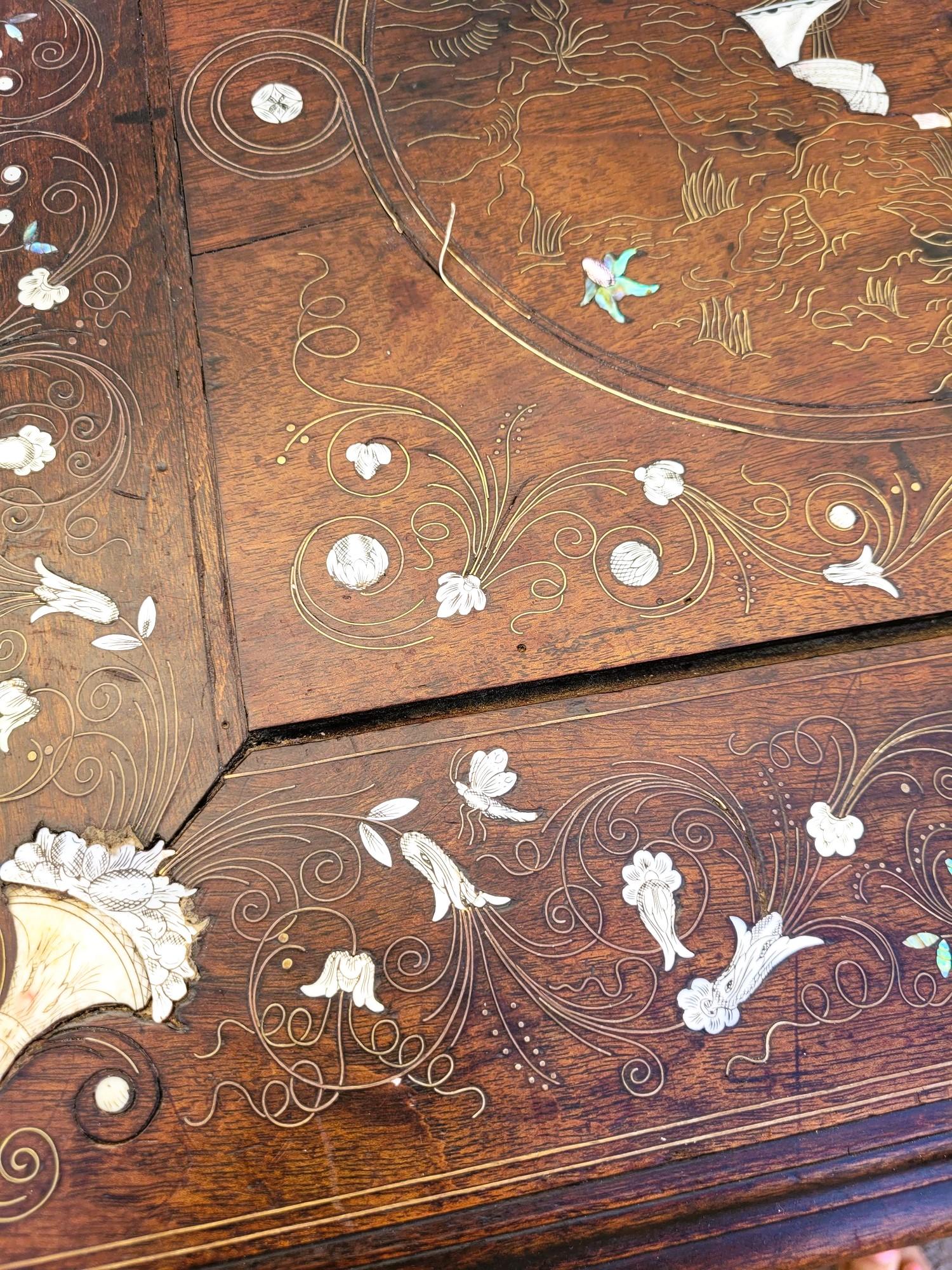Tavolo in Oak e Noce con intarsi, Francia, XIX secolo in vendita 1